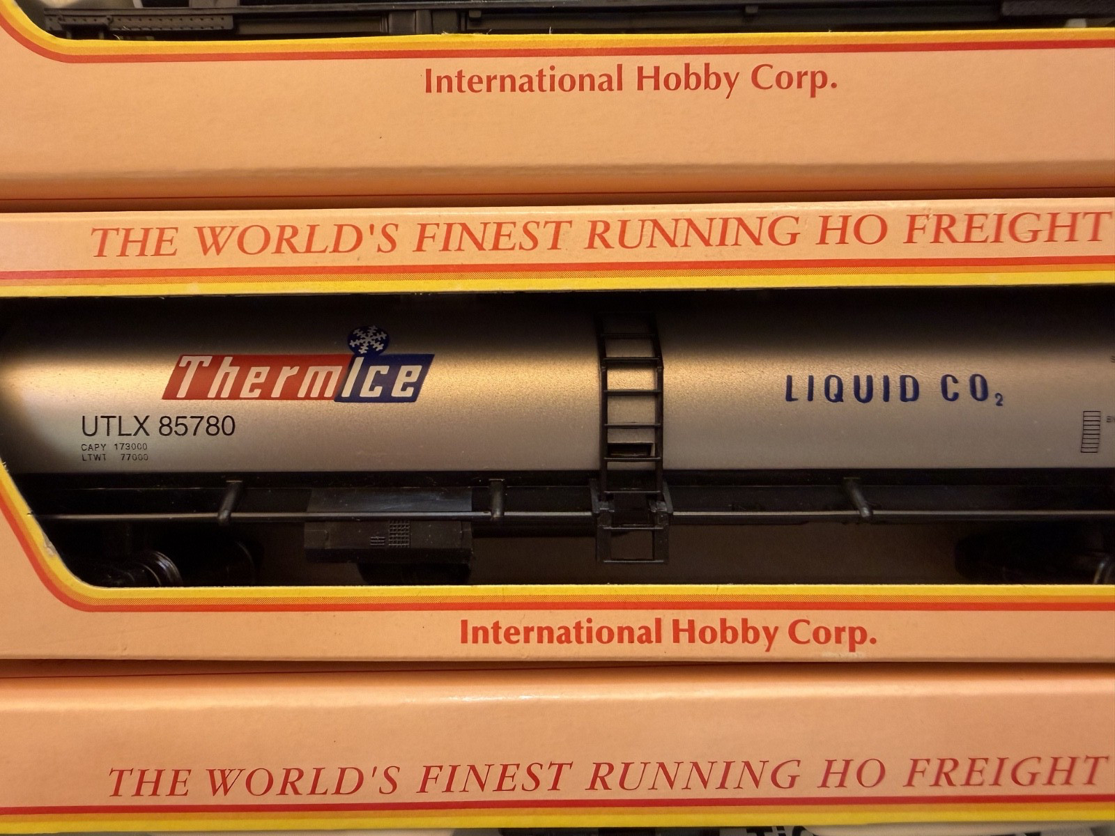 IHC HO SET OF 5 TANK CARS VINTAGE FROM ESTATE