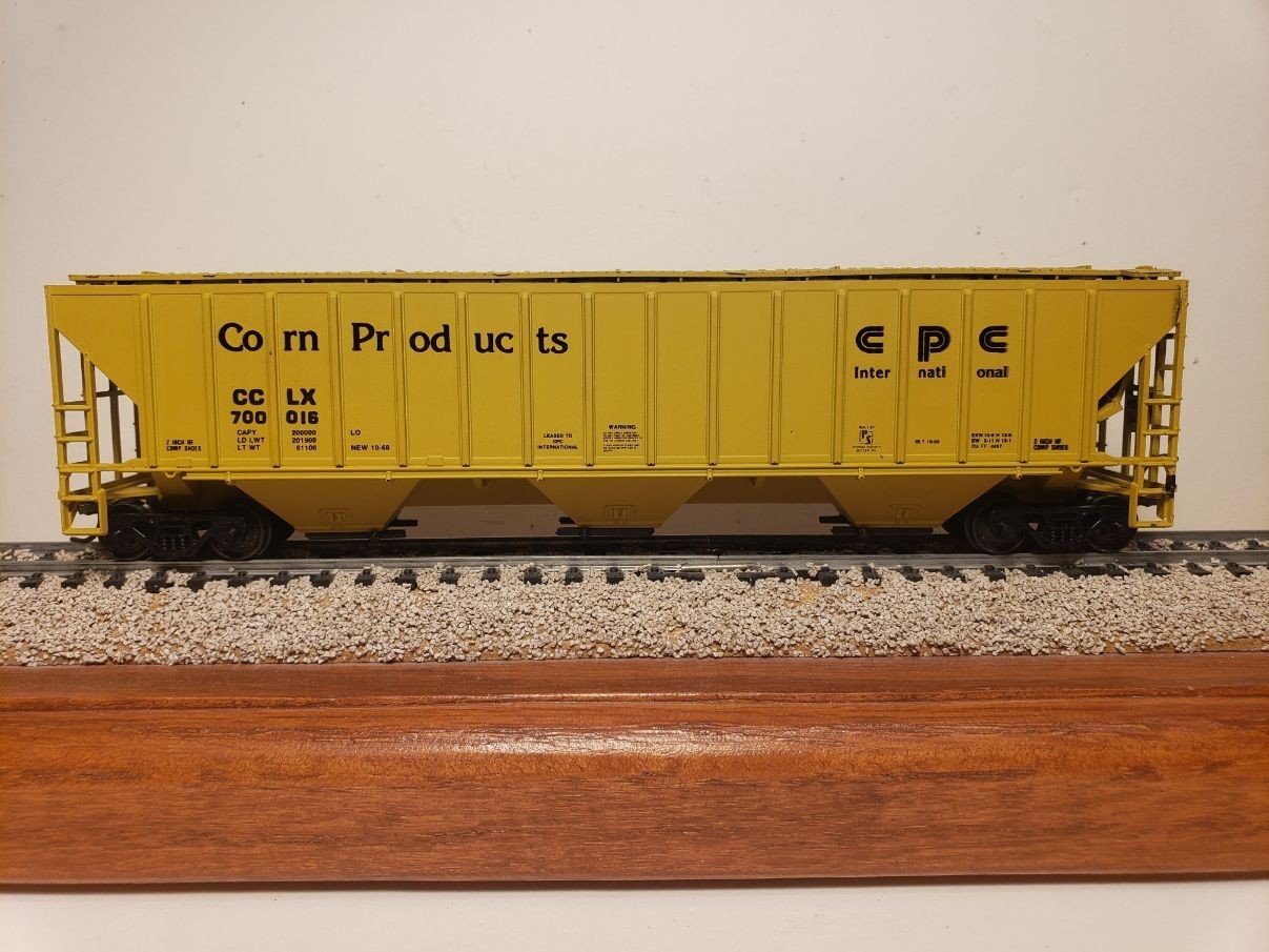 Walthers Athearn Limited Edition Series 54′ covered hopper HO Corn Products