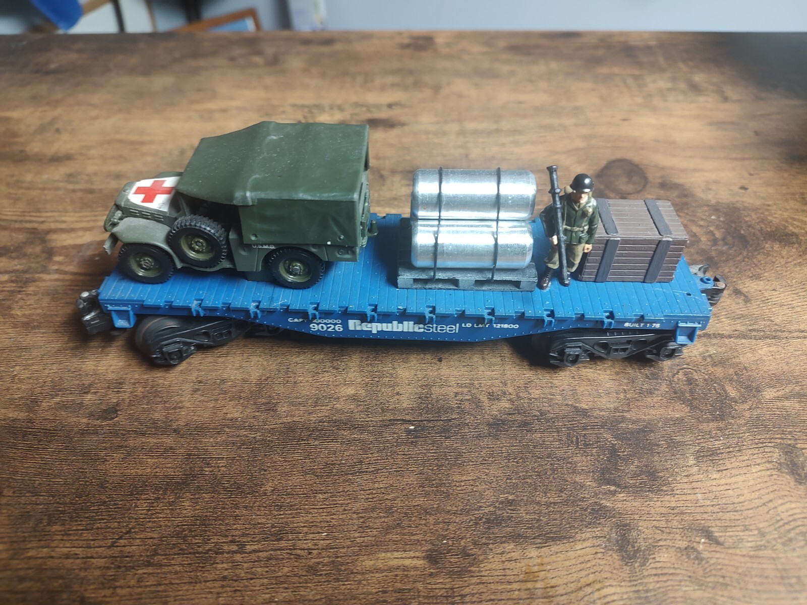 Lionel Republic Steel Flat car with Army Diecast Solida truck w/accessories