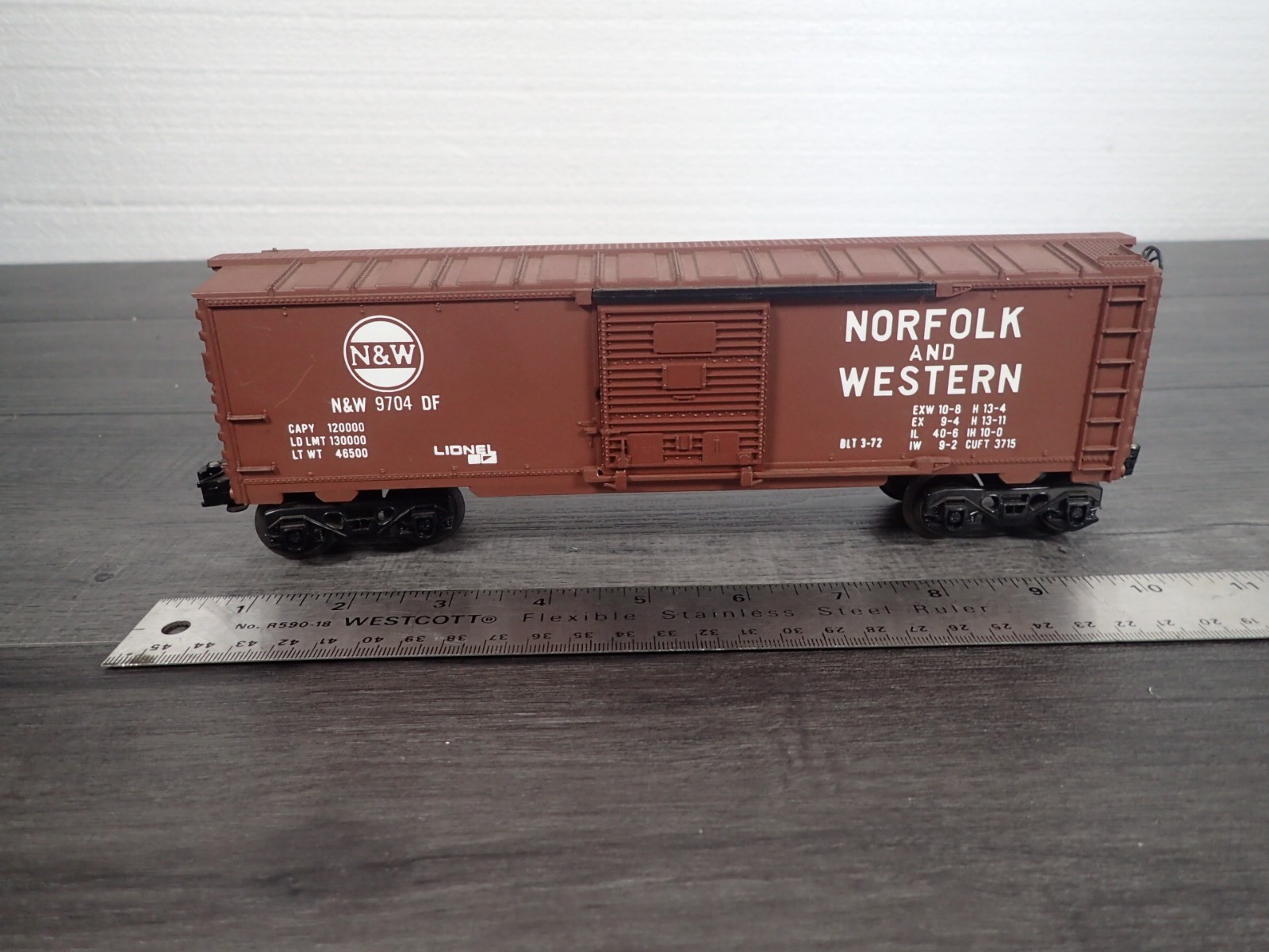 Lionel O Gauge Norfolk and Western Tuscan Boxcar 6-9704