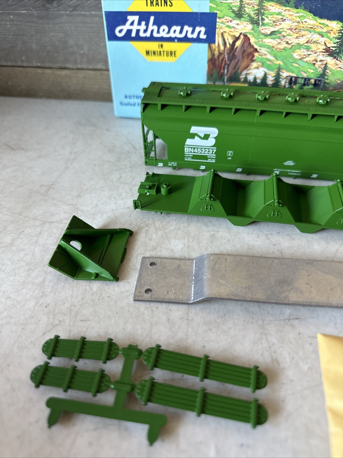 HO ATHEARN Rail Runner 268 55′ Center Flow COVERED HOPPER Burlington Northern