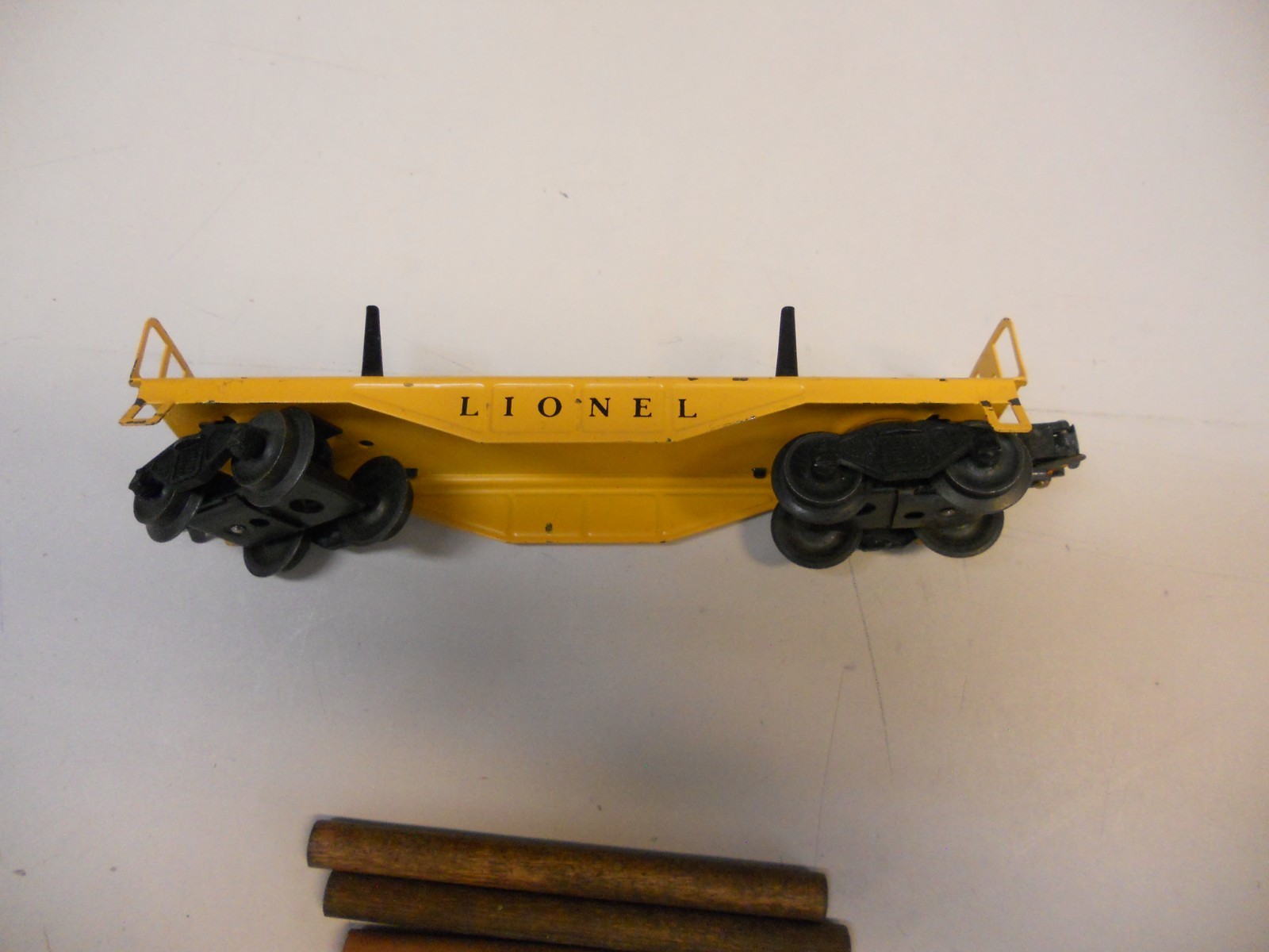 6121 Lionel – O Gauge – Flatcar Yellow Pressed Steel or 6111 with 5 logs