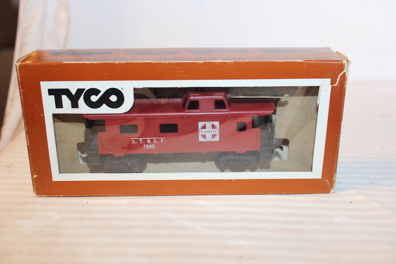 HO Scale Tyco, Cupola Caboose, Santa Fe, Tuscan Red, #7240 – 327-15 BNOS