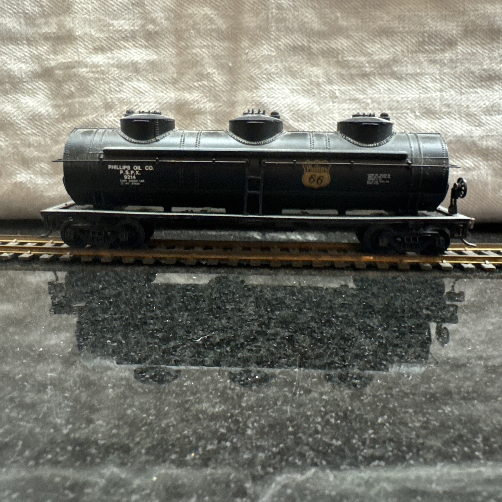 Bachmann HO Scale Phillips Oil Co. P.S.P.X. #9214 3-Dome Tank Car Model C-6