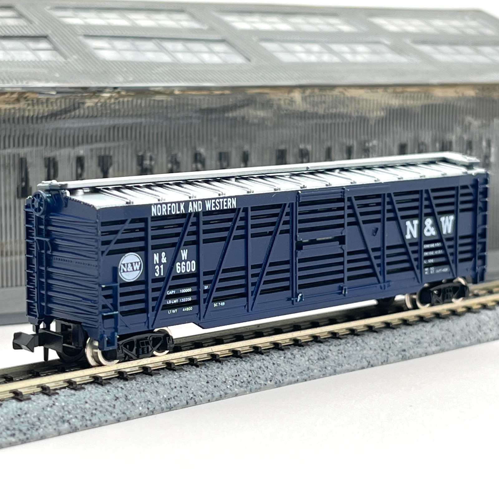 Atlas N Scale 3542 Norfolk Western 50ft Stock Cattle Livestock Car N&W 316600