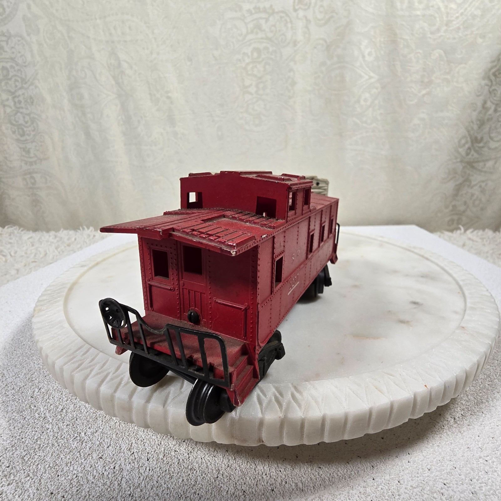 LIONEL AUTOMATIC REFRIGERATED MILK CAR (#3472 ) & RED VINTAGE CABOOSE (#2257)