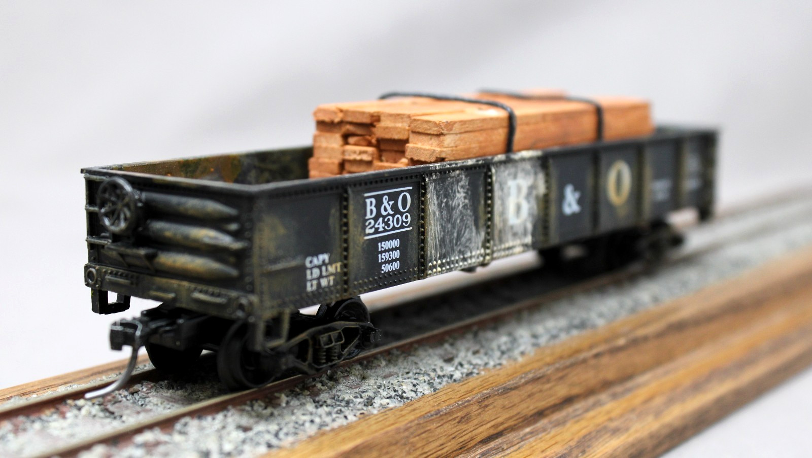 LIFELIKE Baltimore and Ohio B&O 40′ Gondola with Wood Load, C7