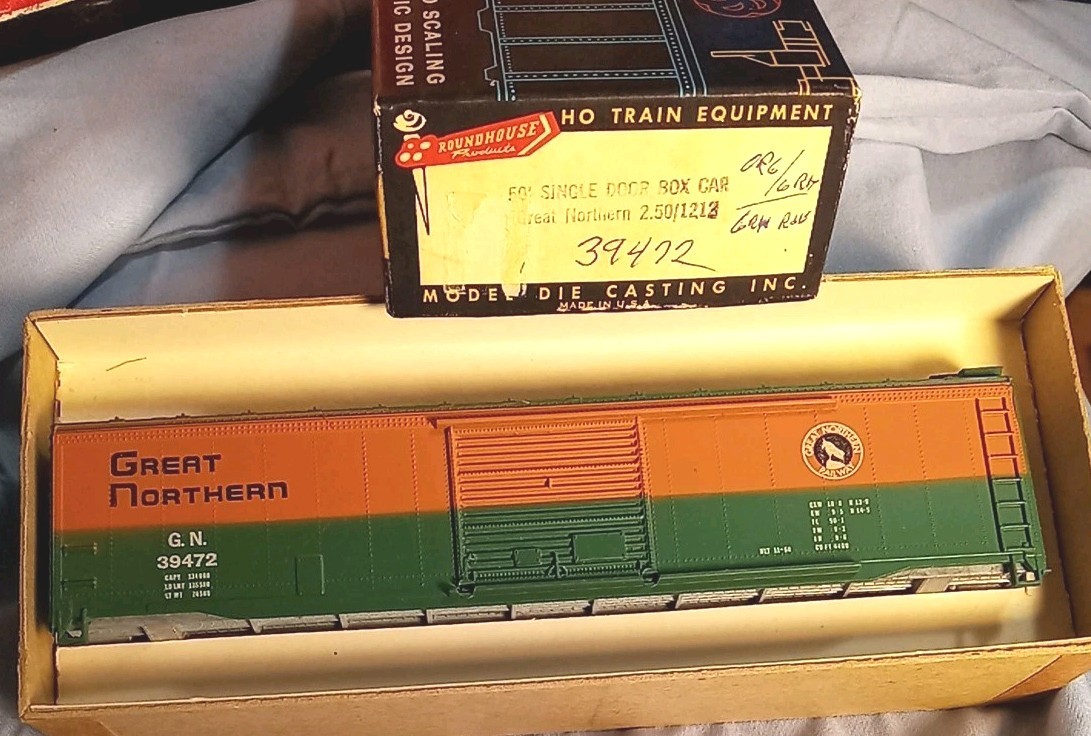 Great Northern Railway 50′ Plug Door BoxCar Two Tone Roundhouse HO Kit GN 39472