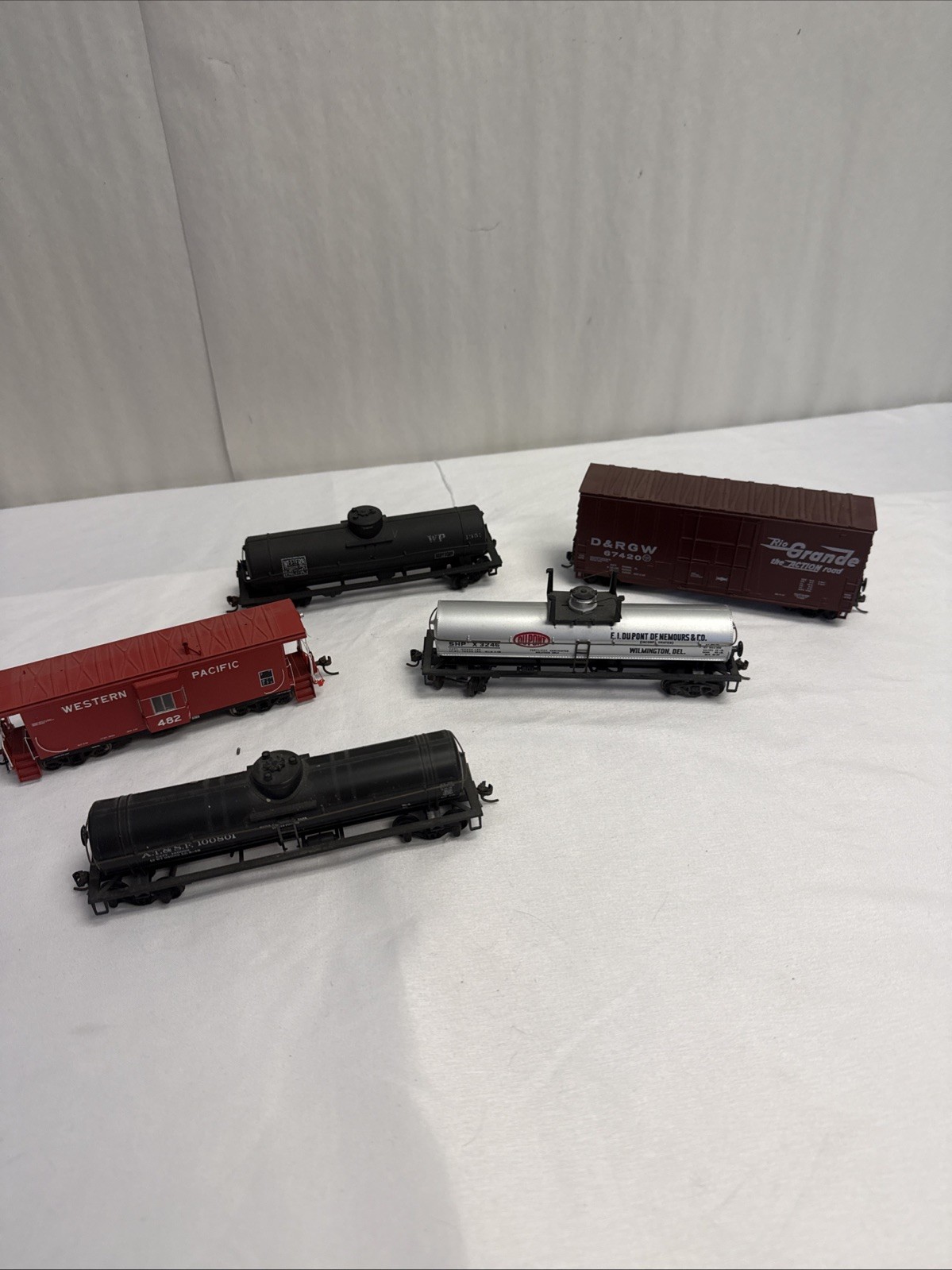Grab-Bag HO Scale Caboose, Tank Car & Boxcar Assortment Lot 8–020