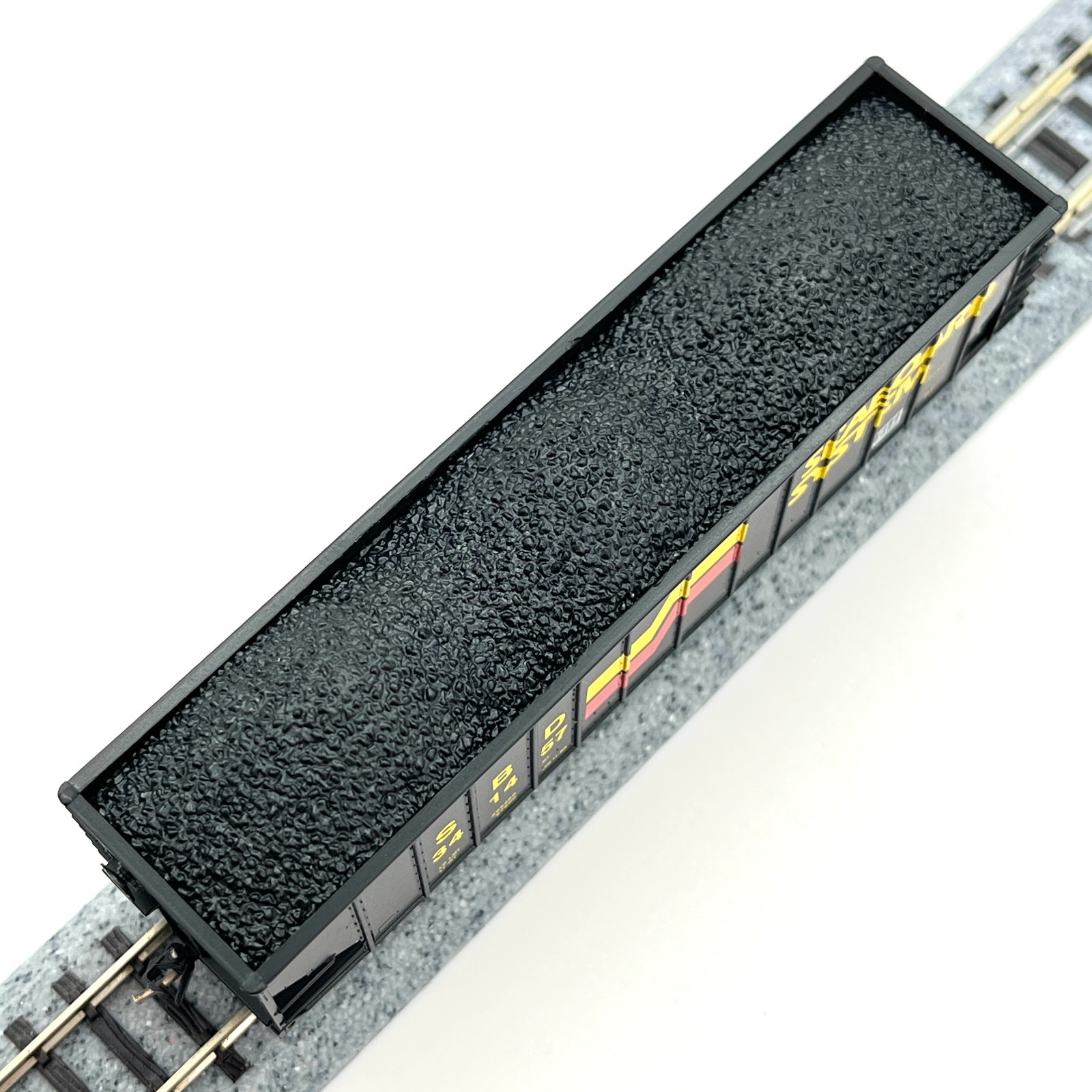 Micro-Trains N Scale Seaboard System 100 Ton 3 Bay Hopper with Coal Load 341457