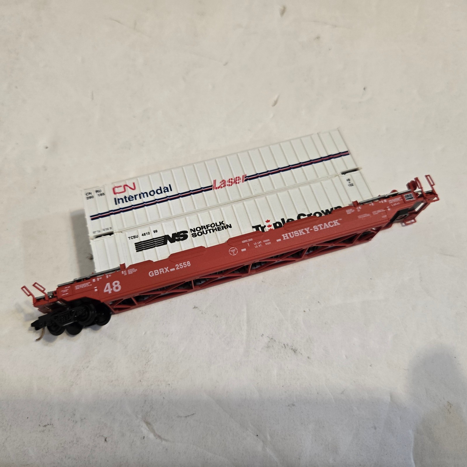 Unknown Make N Scale 48′ Greenbrier GBRX Husky Stack Car w/ 2 Containers.