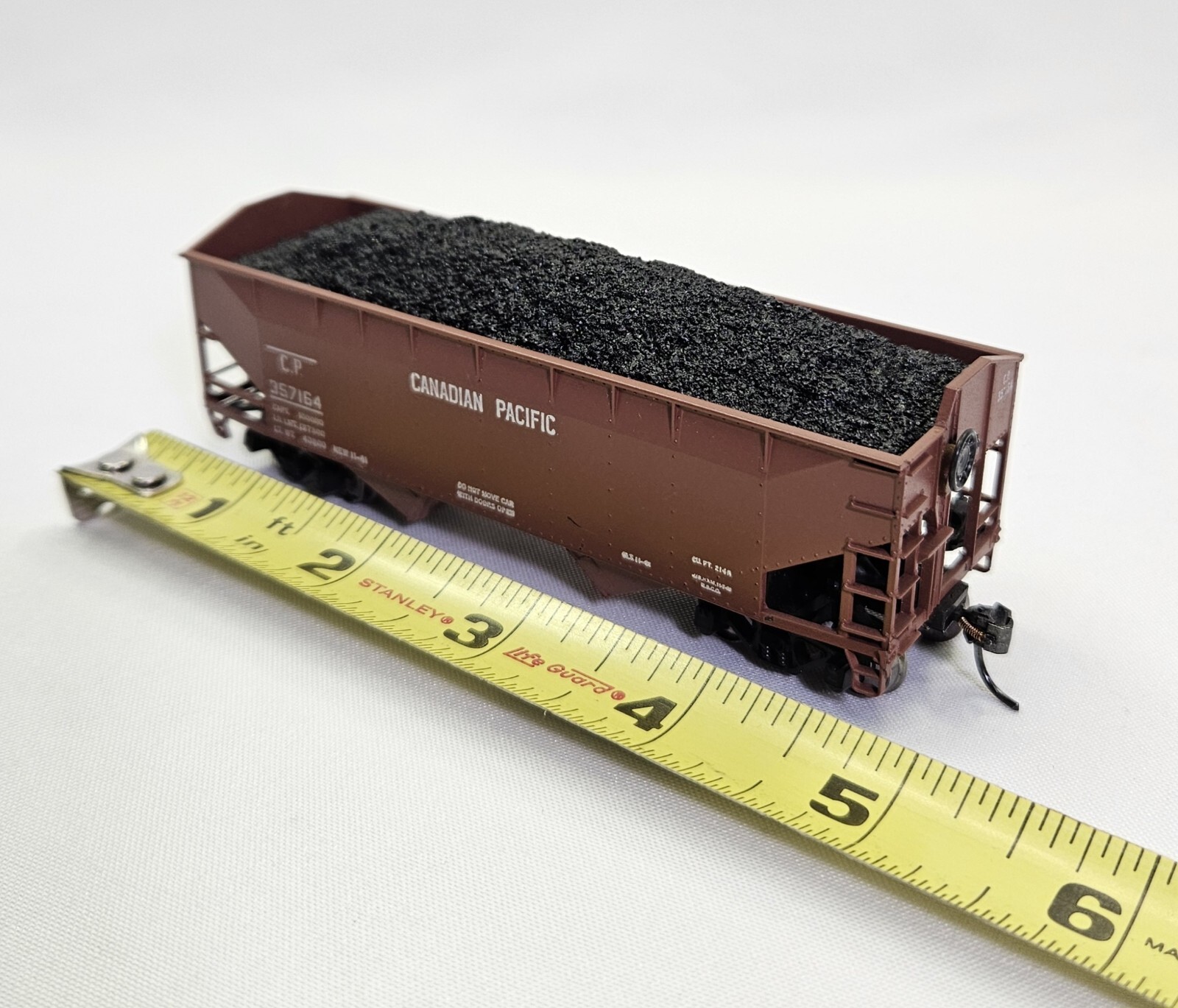 HO Scale Canadian Pacific C.P. 357164 Hopper Car 2 Bay with Coal Load Railroad
