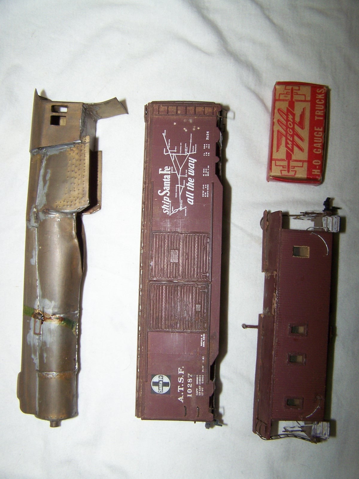 HO Scale Caboose(Wood), 50′ Boxcar(Metal) and Locomotive Body