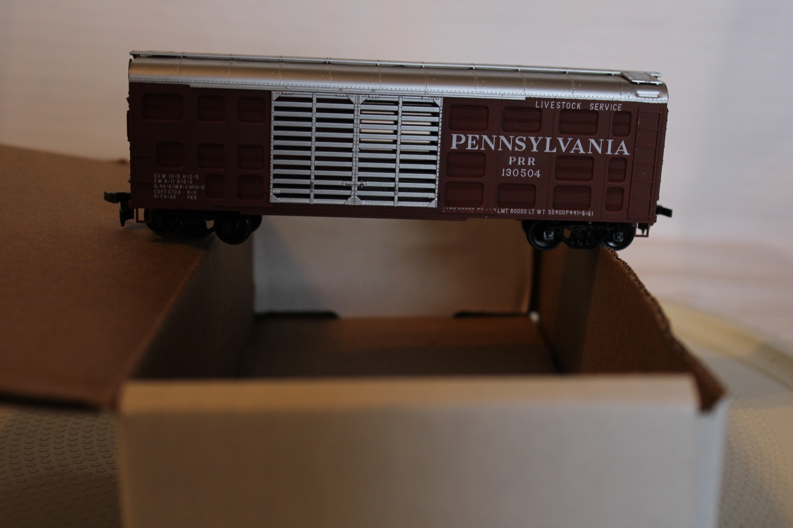 HO Scale Bowser, 40′ Stock Car, Pennsylvania, Tuscan Red, #130504 (WB) Built