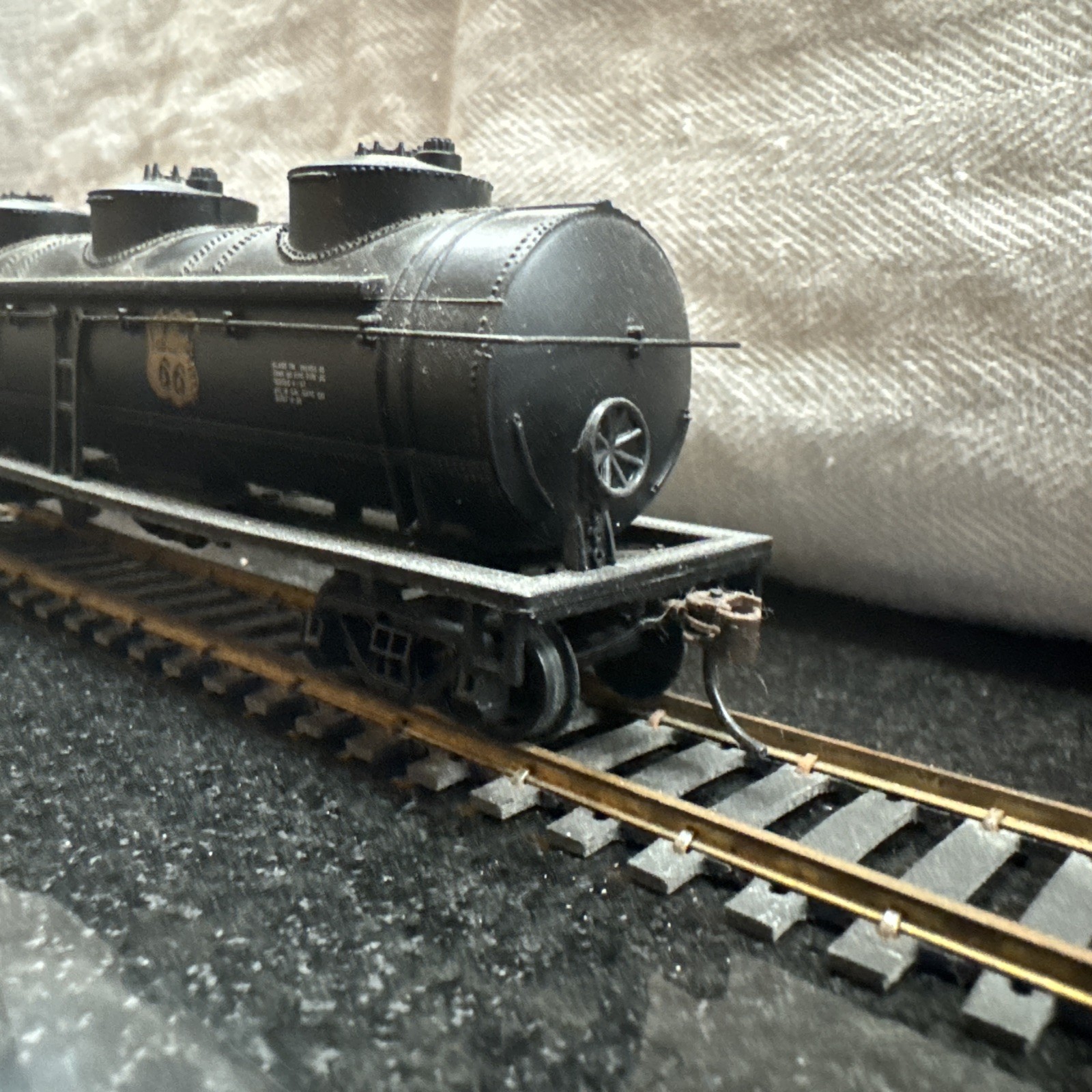 Bachmann HO Scale Phillips Oil Co. P.S.P.X. #9214 3-Dome Tank Car Model C-6