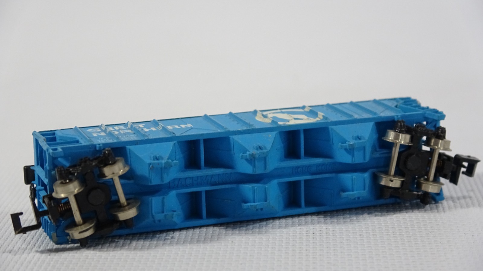 2 Bachmann Great Northern N-Scale Box Train Cars – Hong Kong
