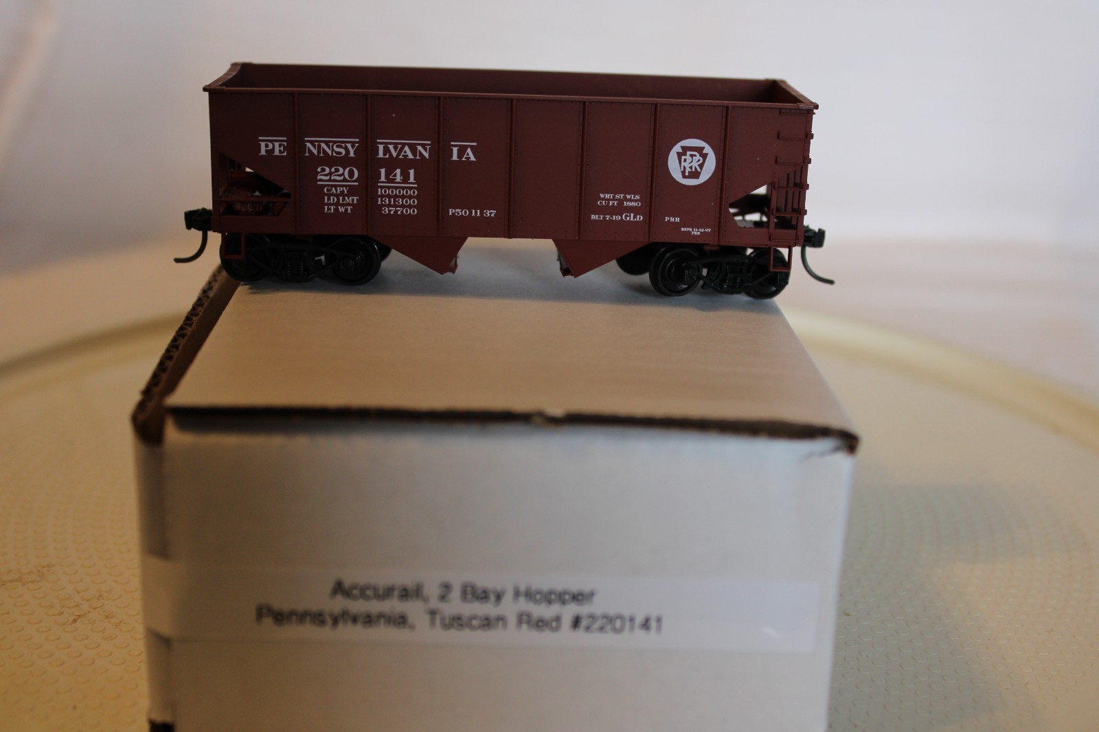 HO Scale Athearn, 2 Bay Hopper, Pennsylvania, Tuscan Red, #220141 (WB) Built
