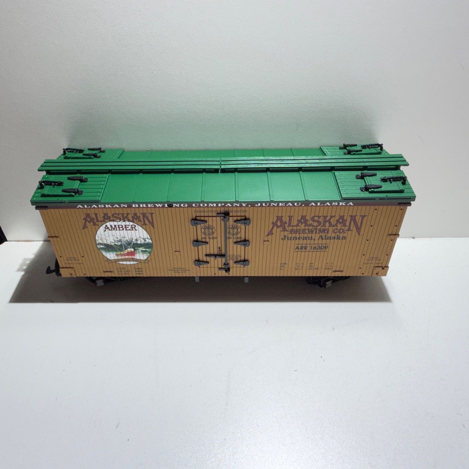 USA Trains #R-16309 Alaskan Brewing Co. Reefer Car Boxed