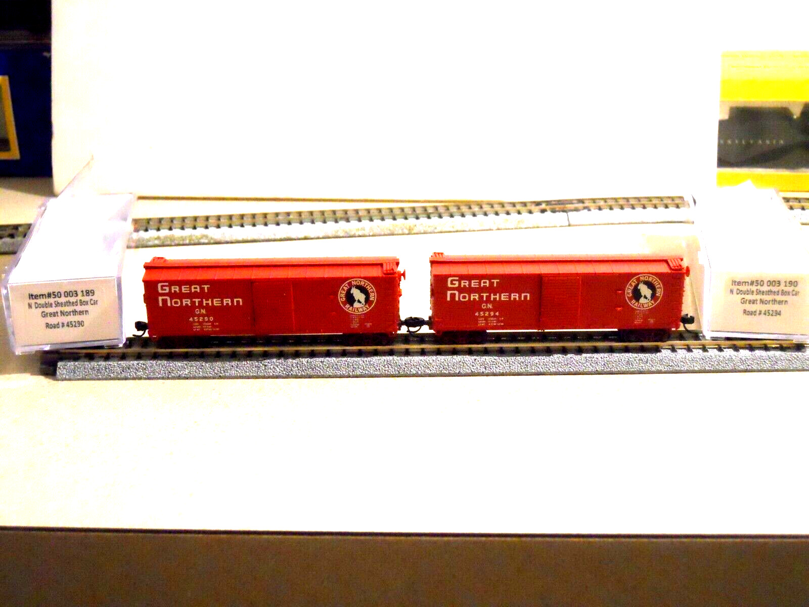 N Scale Atlas pr of GREAT NORTHERN Dlb Sheathed 40′ Wood Box Cars, Diff #s, New