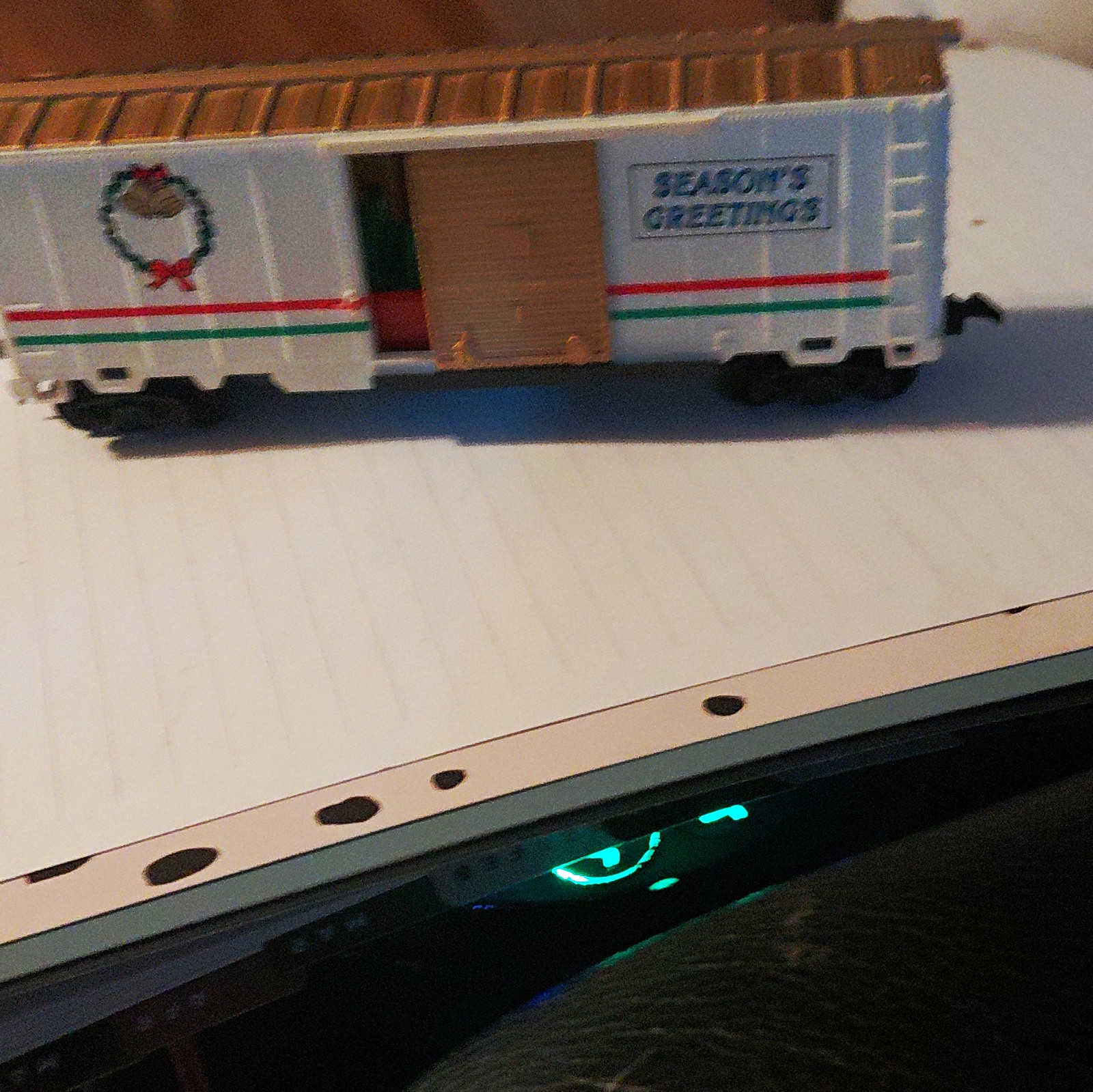 HO 1:87 Season’s Greetings Christmas White/Brown/Red/Green Box Car Sliding Door