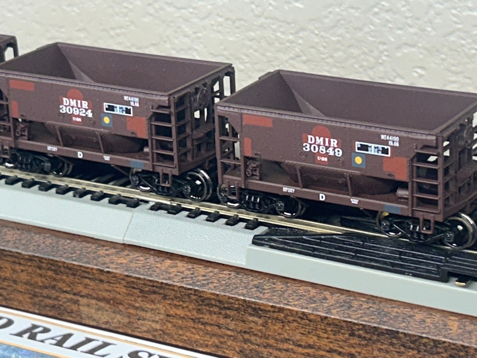 DULUTH MISSABE & IRON RANGE ” DM&IR ” IRON ORE HOPPER 12 pack HO SCALE GOLD NEW