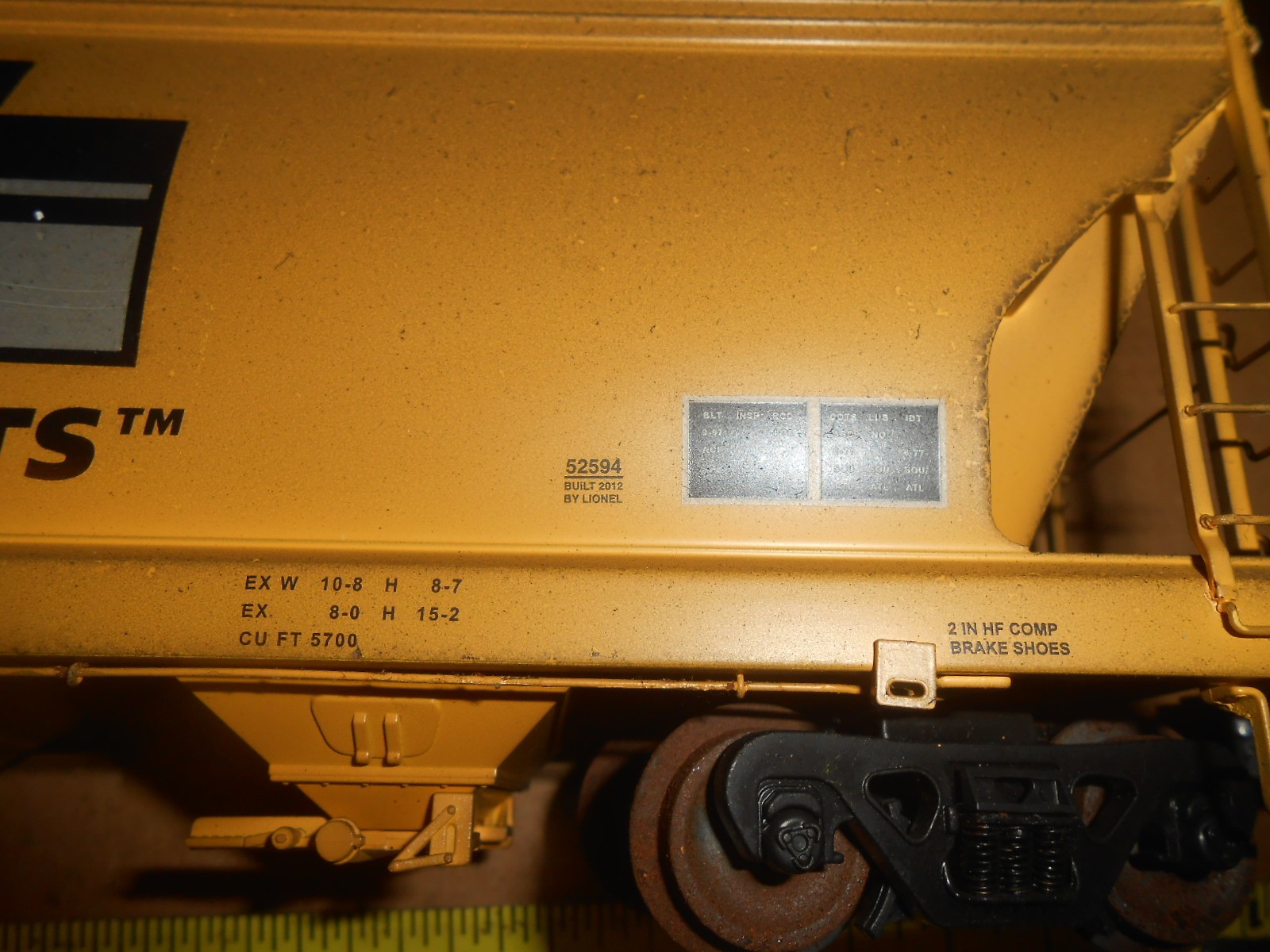 O/O-27 Lionel 52594 weathered Quikrete 4 Bay ACF Hopper.