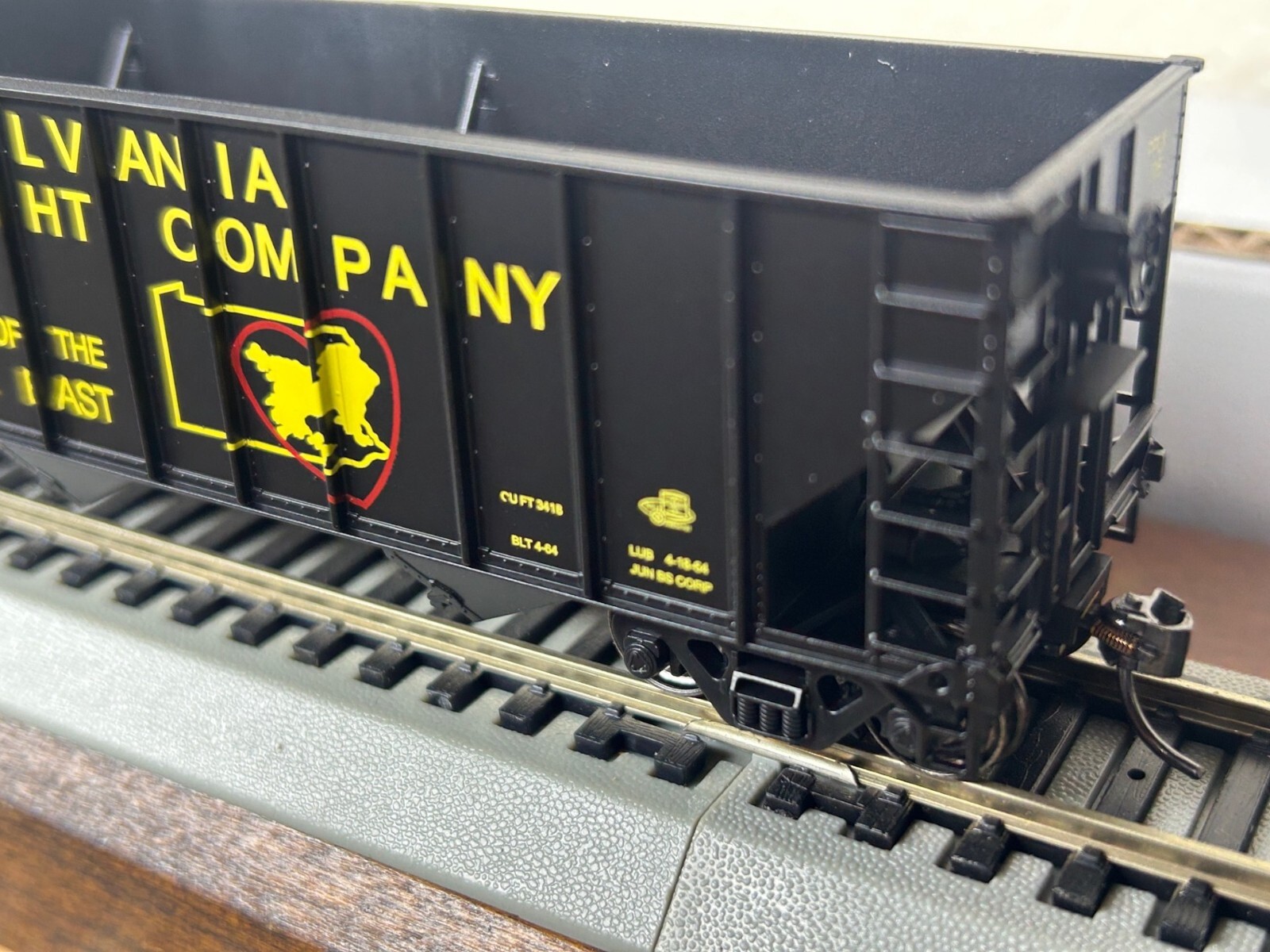 REDDY KILOWATT -PENN POWER & LIGHT 100T 3 BAY COAL HOPPER HO SCALE GOLD LINE NEW