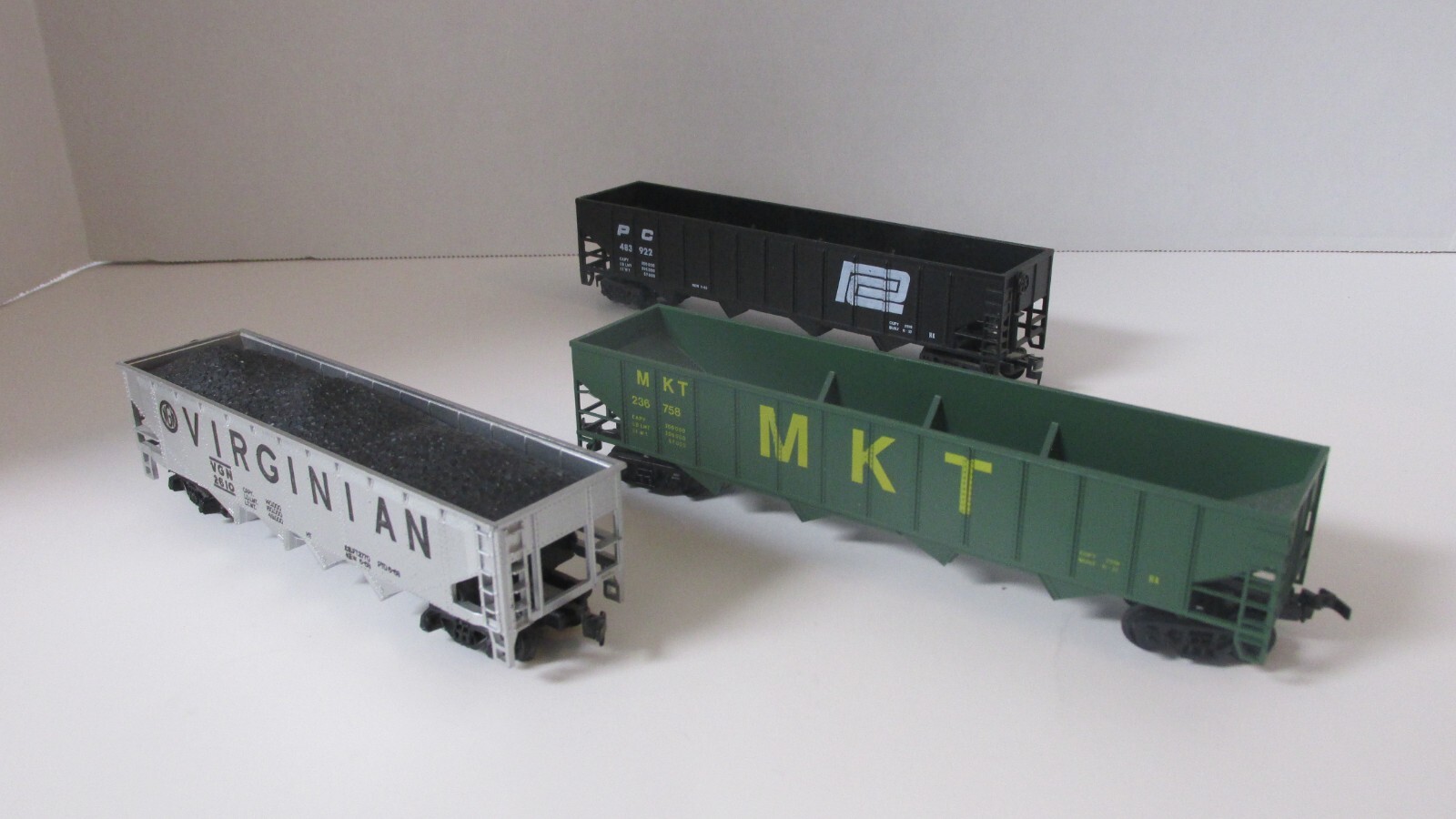 Ho scale,open hoppers,4 bay,bundle of 3,VGN 2610,MKT 236758,& PC 483922,plastic.