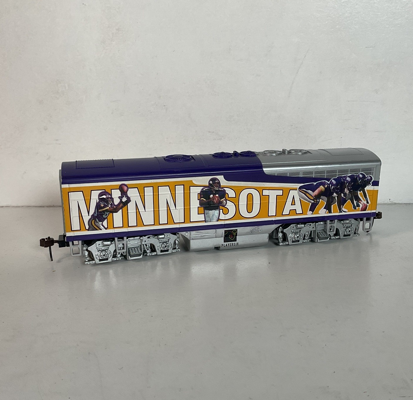 Hawthorne Village HO Diesel Engine | Booster | Minnesota Vikings | Holiday Train