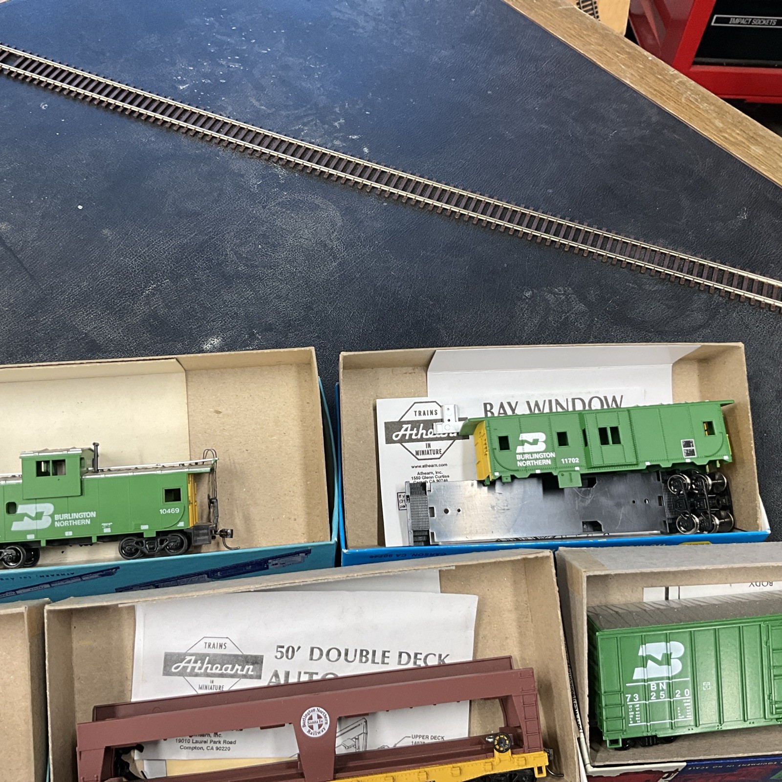 Lot Of 7 HO Scale Burlington Northern Freight Cars And Cabooses