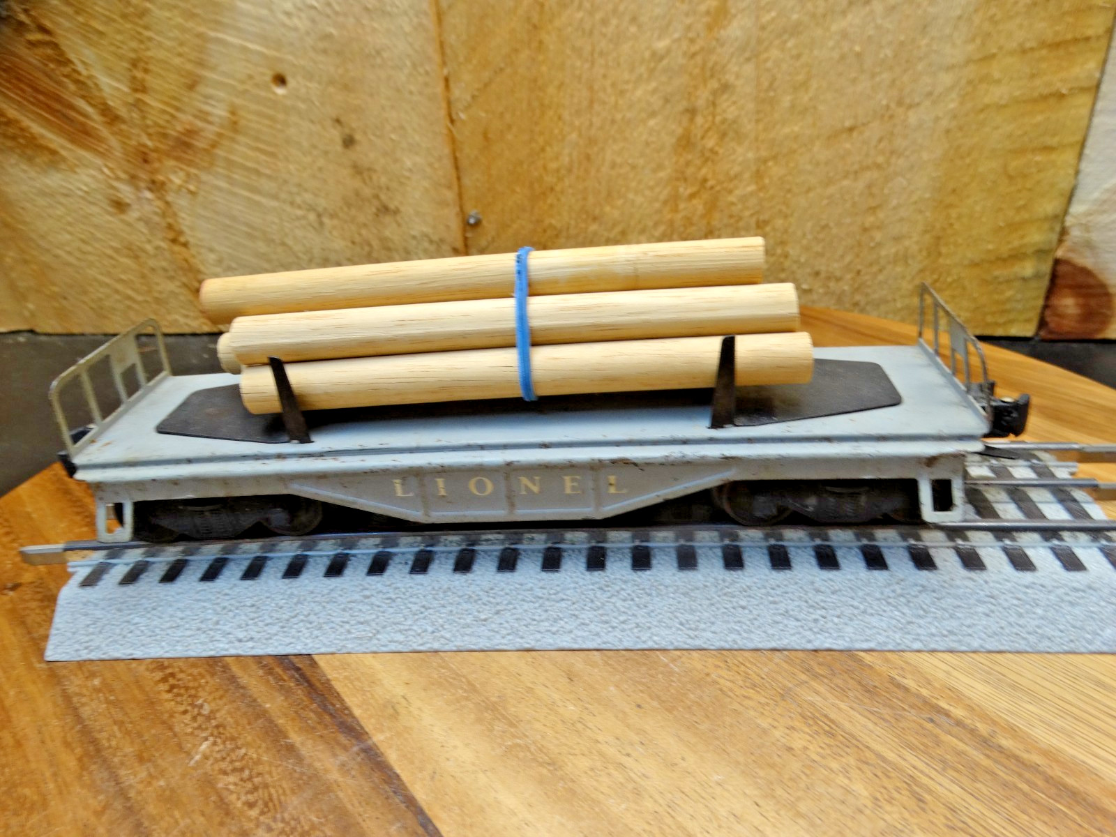 Lionel 027 Gauge All Metal Lionel Bulkhead Flat Car with Cargo