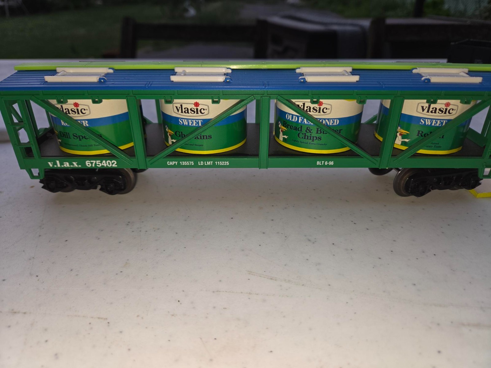 LIONEL, INSIDE TRACK VLASSIC PICKLE VAT CAR, EXCELLENT CONDITION SEE PHOTOS