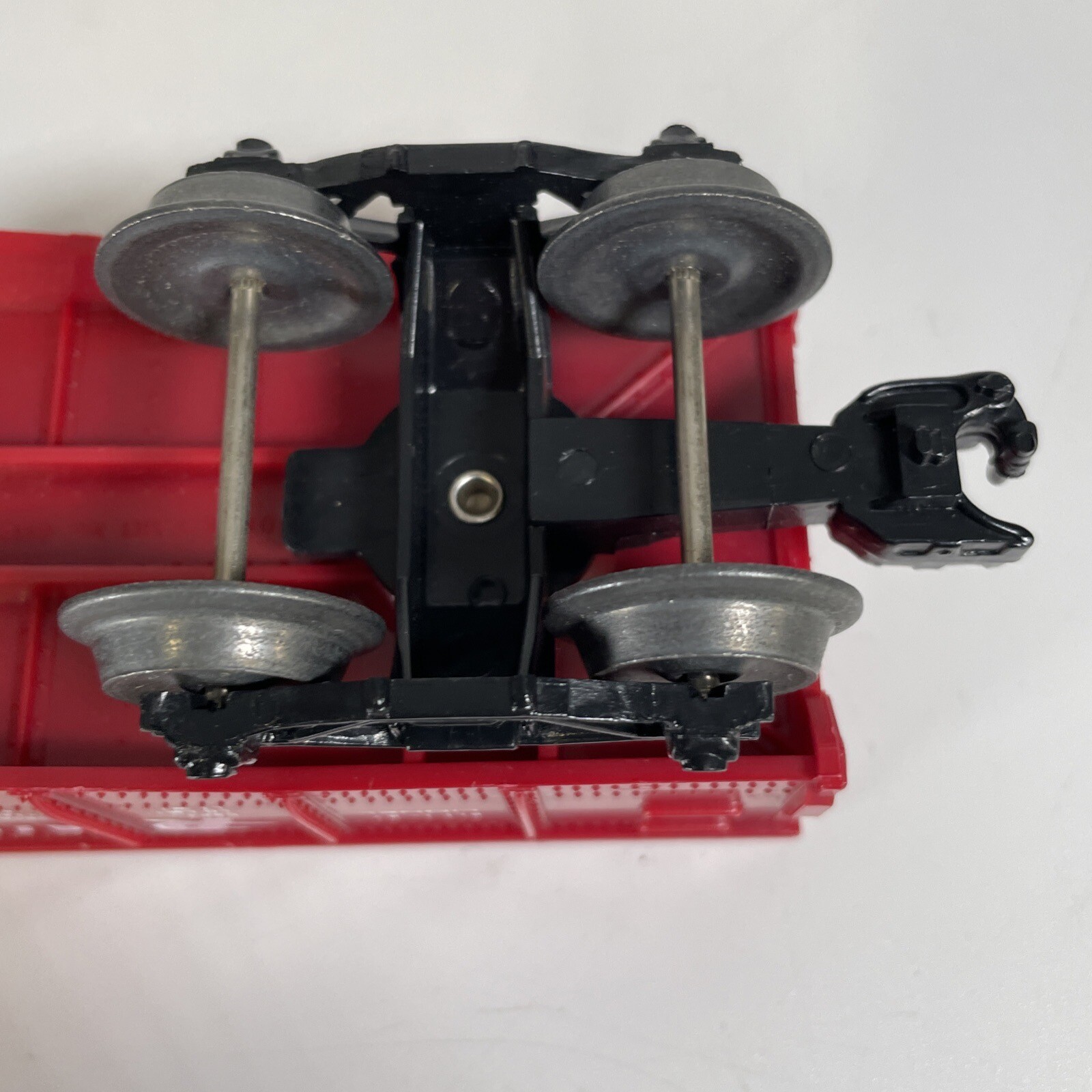 Lionel 0/027 42′ Rail Blazer 16304 Railroad Gondola with Operating Coupler