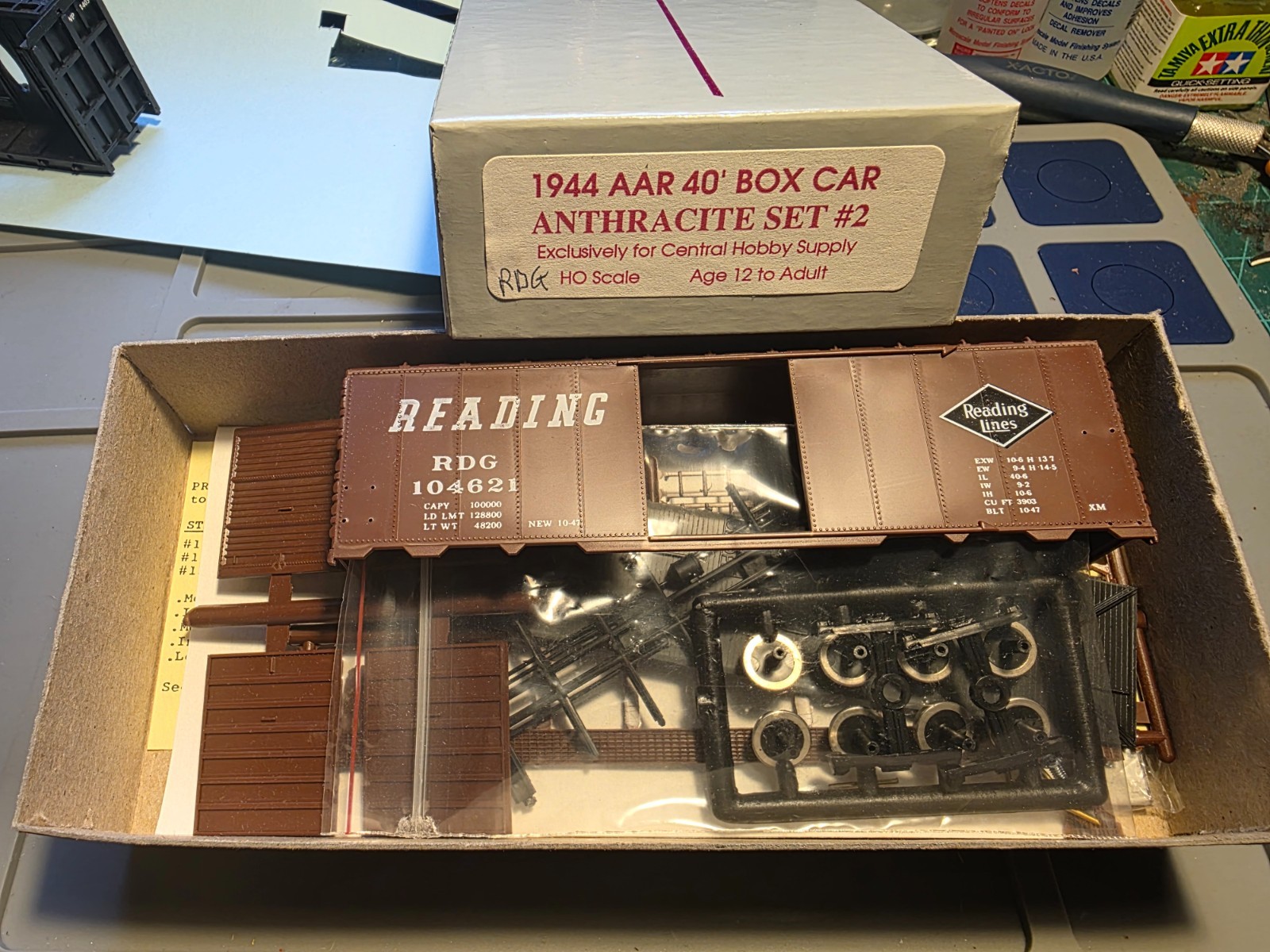 C&BT HO 1944 40′ boxcar Reading 104621 Anthracite set #2