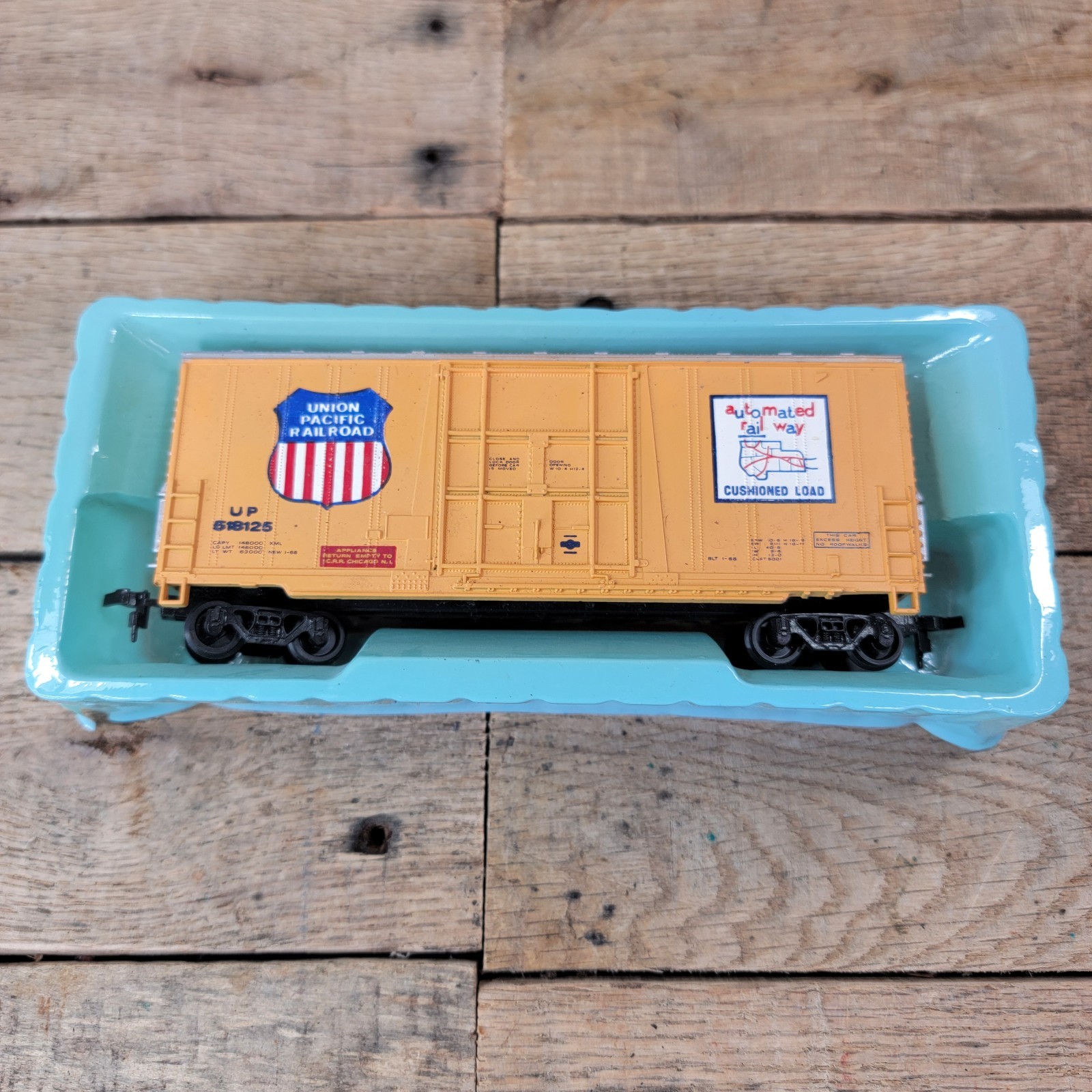 Union Pacific Automated Railway 50′ Box Car Model Railroad Train Cushioned Load