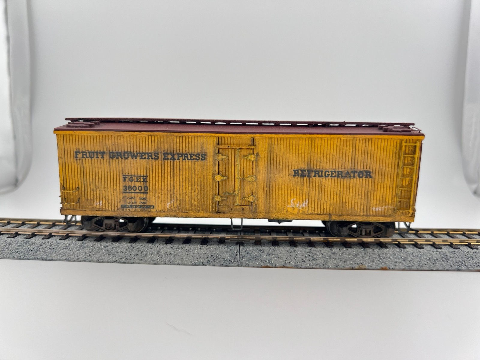 HO Suncoast Models 40′ Reefer Fruit Growers Express FGEX Weathered RTR
