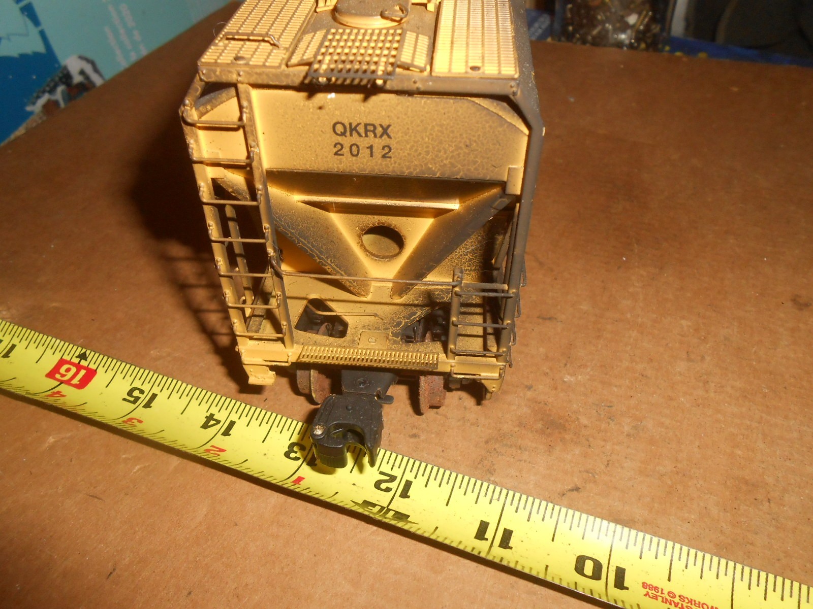 O/O-27 Lionel 52594 weathered Quikrete 4 Bay ACF Hopper.