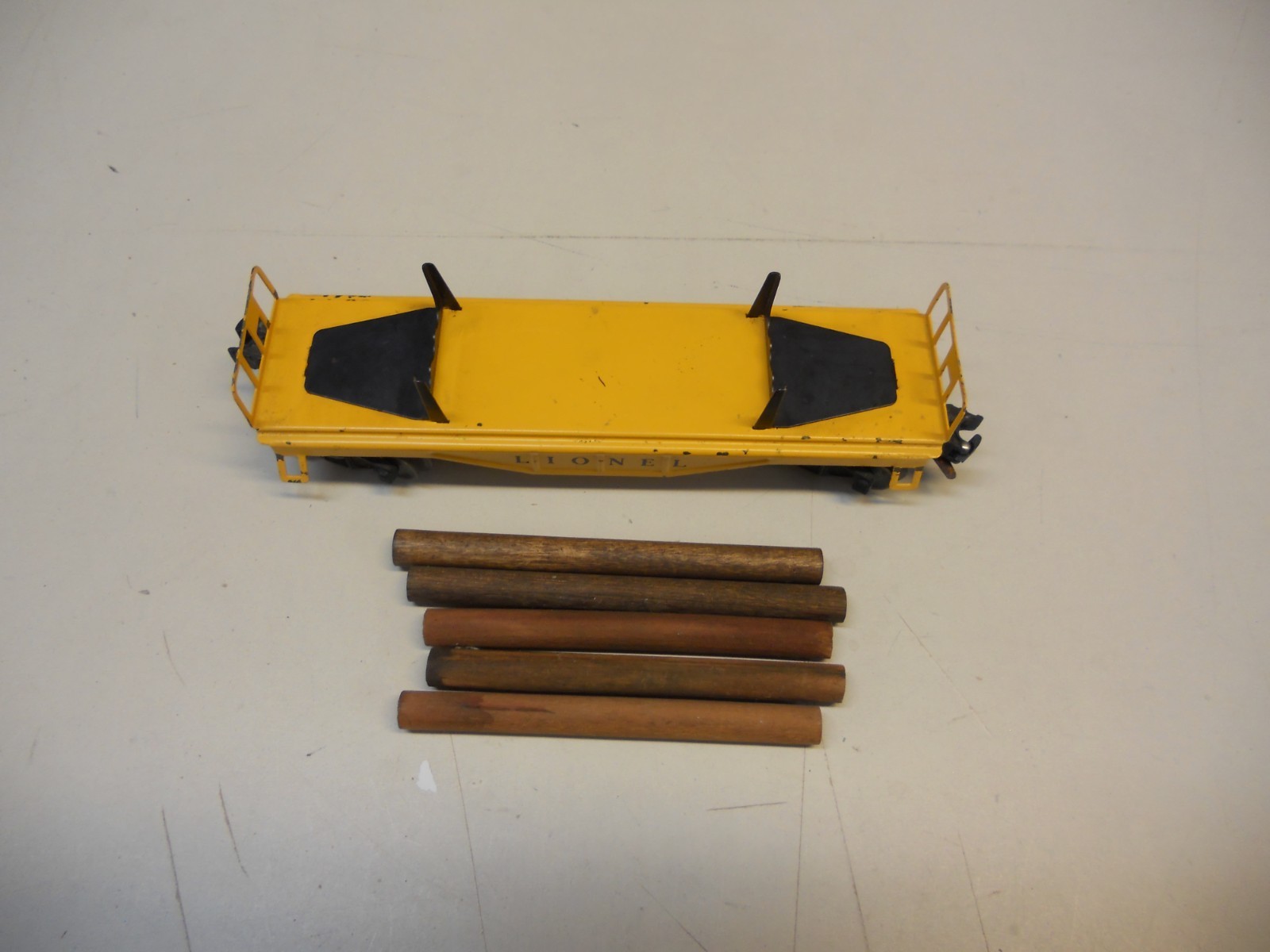 6121 Lionel – O Gauge – Flatcar Yellow Pressed Steel or 6111 with 5 logs