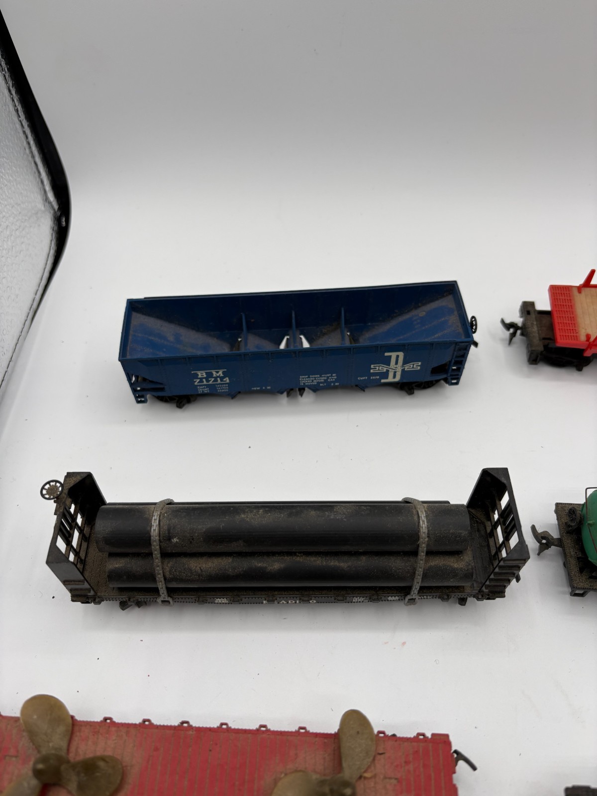 HO Scale Train Lot – Includes 12 pieces- Various condition **Uknown if working
