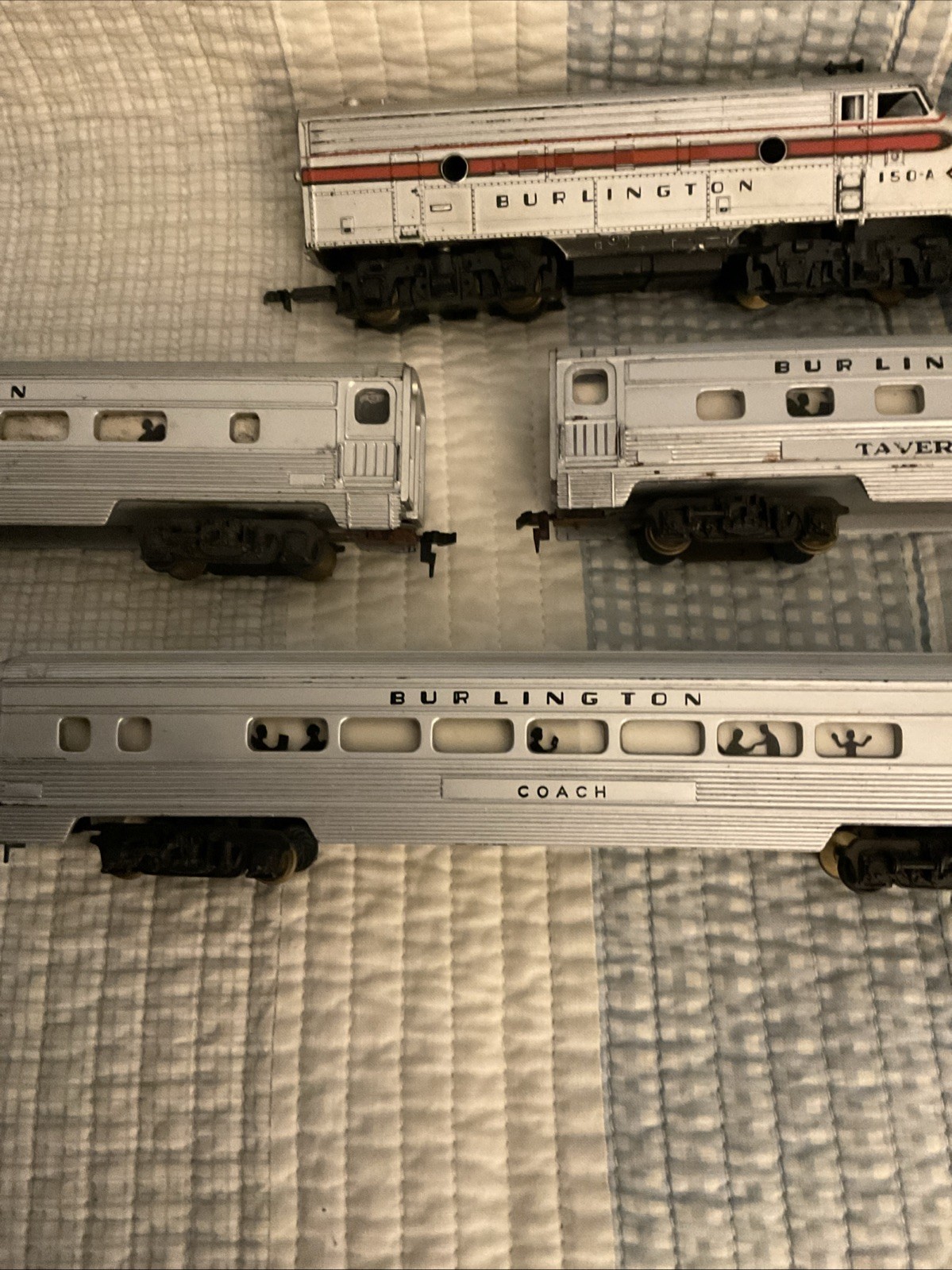 TRAINS **tyco HO ** ENGINE AND 3 CARS Don’t Know Age Of Trains