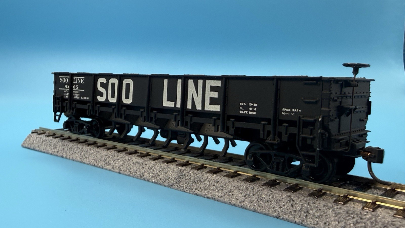 Vintage HO Scale All Metal Operating SOO Line Ore Car 8205 Kadee