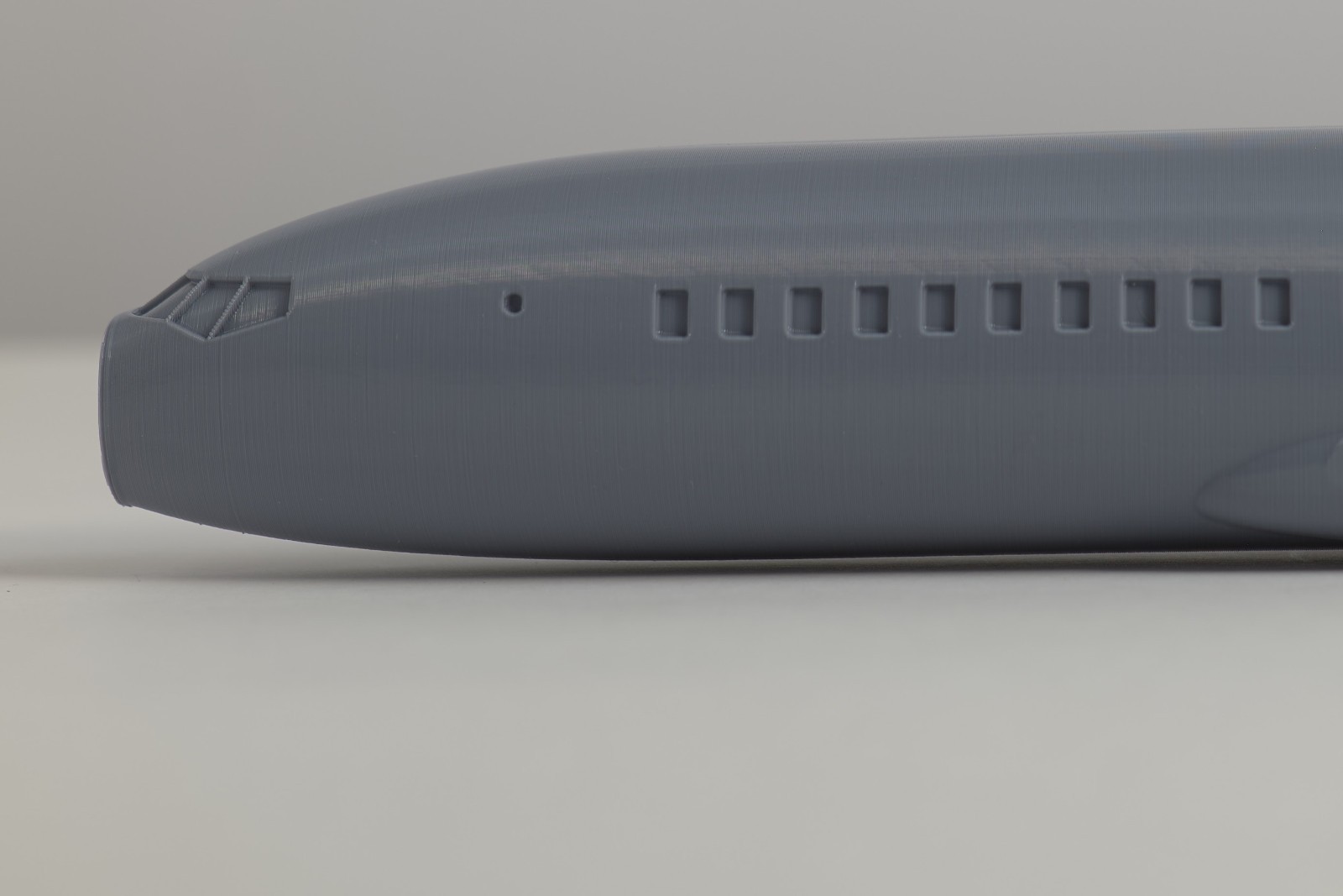 HO Scale Boeing 737 Fuselage and Cargo 15.25″ Kit with Flat Car