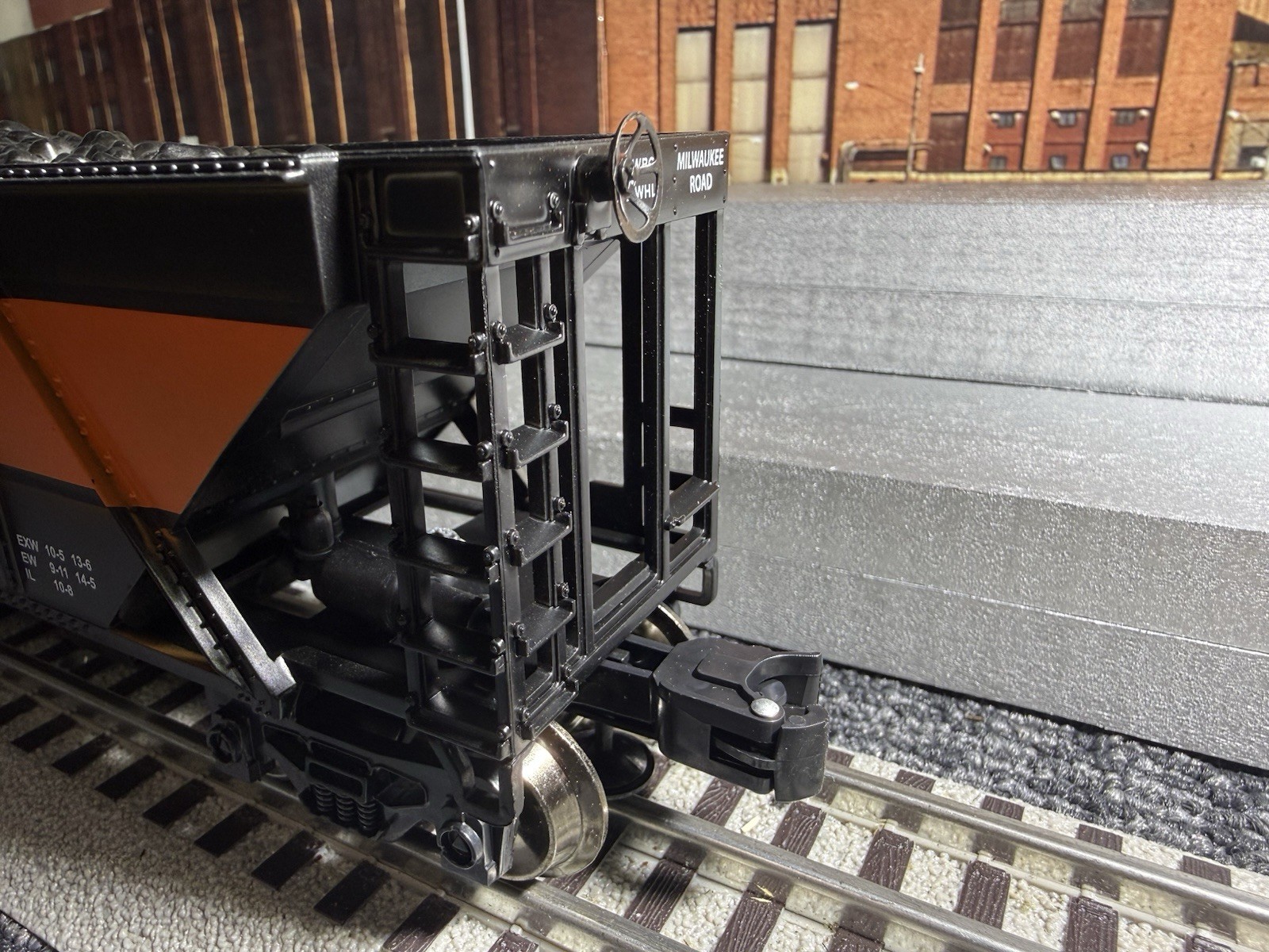 Menards #279-8948 & 279-4418 – Milwaukee Road Coal Hopper & Weathered Boxcar Set
