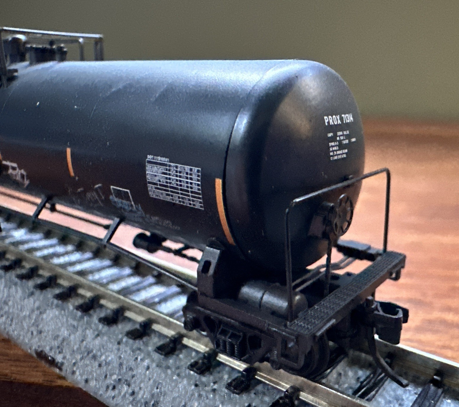 Micro-Trains N Scale #11045113 56’ Gen Svc Tank Car Procor + Graffiti 71314 NY