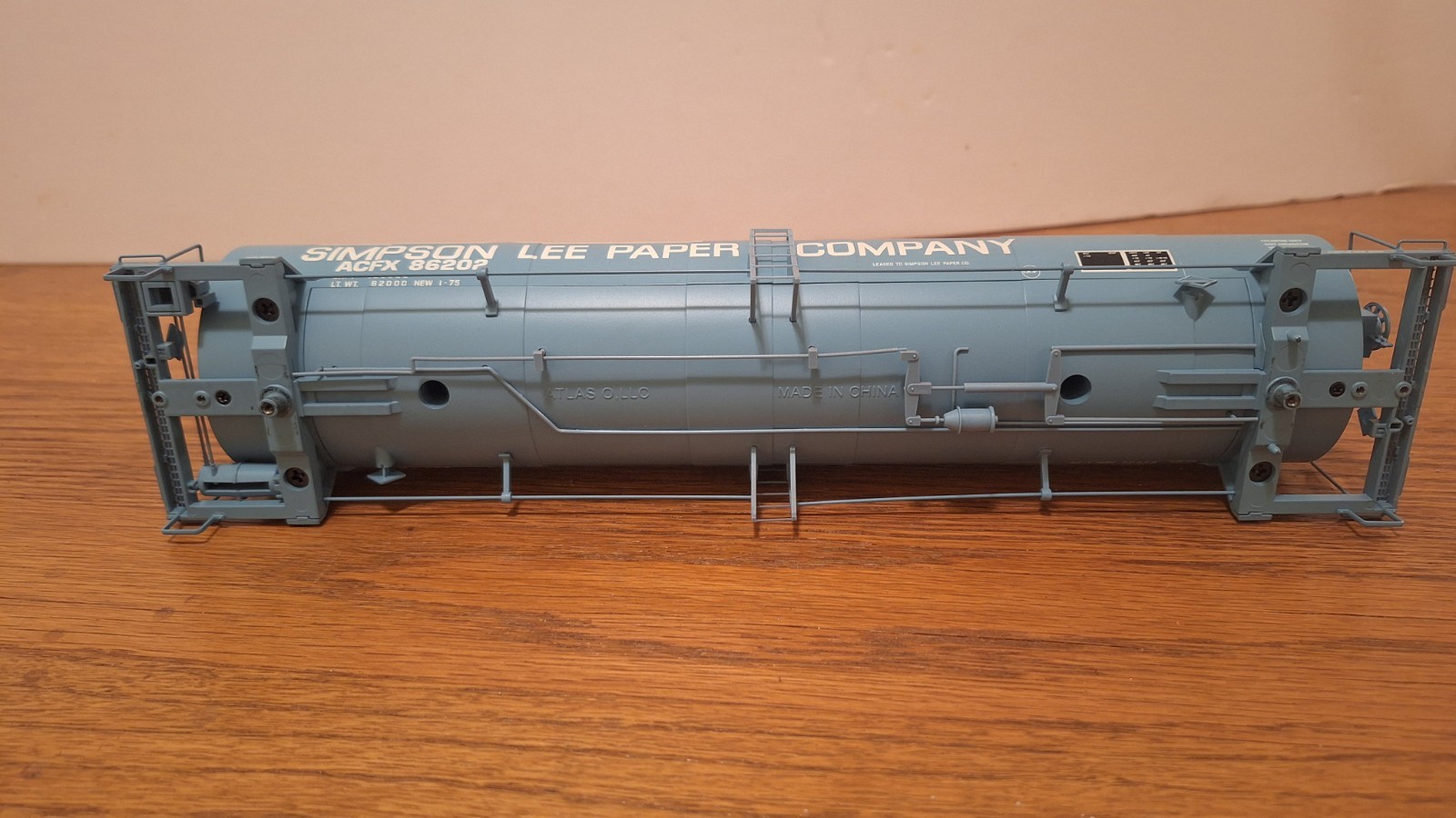 Atlas O 17,360 Gallon Tank Car. Simpson Lee Paper Company. No Trucks!