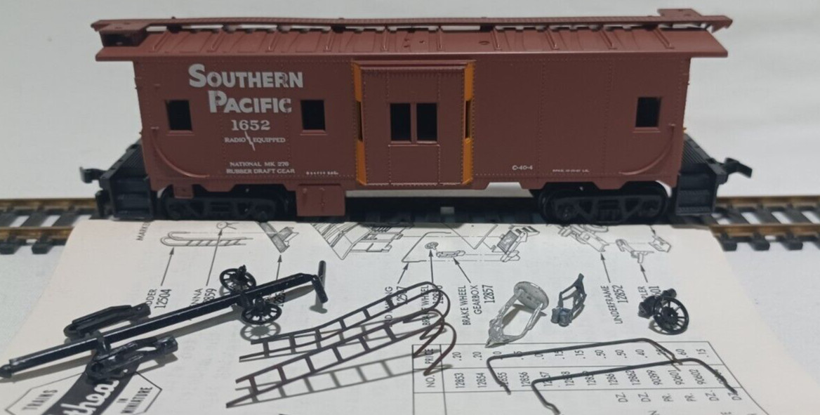 HO SCALE ATHEARN SOUTHERN PACIFIC Bay Window Caboose #1652 Partially Built-up
