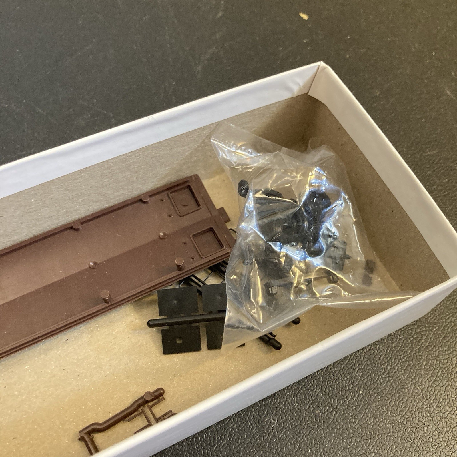 Intermountain HO Kit 40599 Ice Bunker Refrigerator Undecorated Partially Built