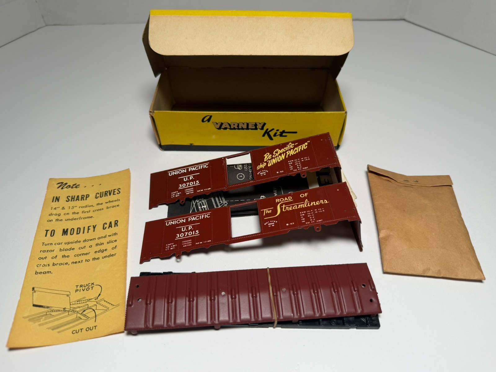 1950’s Varney HO B-76 Union Pacific UP 40′ Single Door Boxcar – Missing Trucks