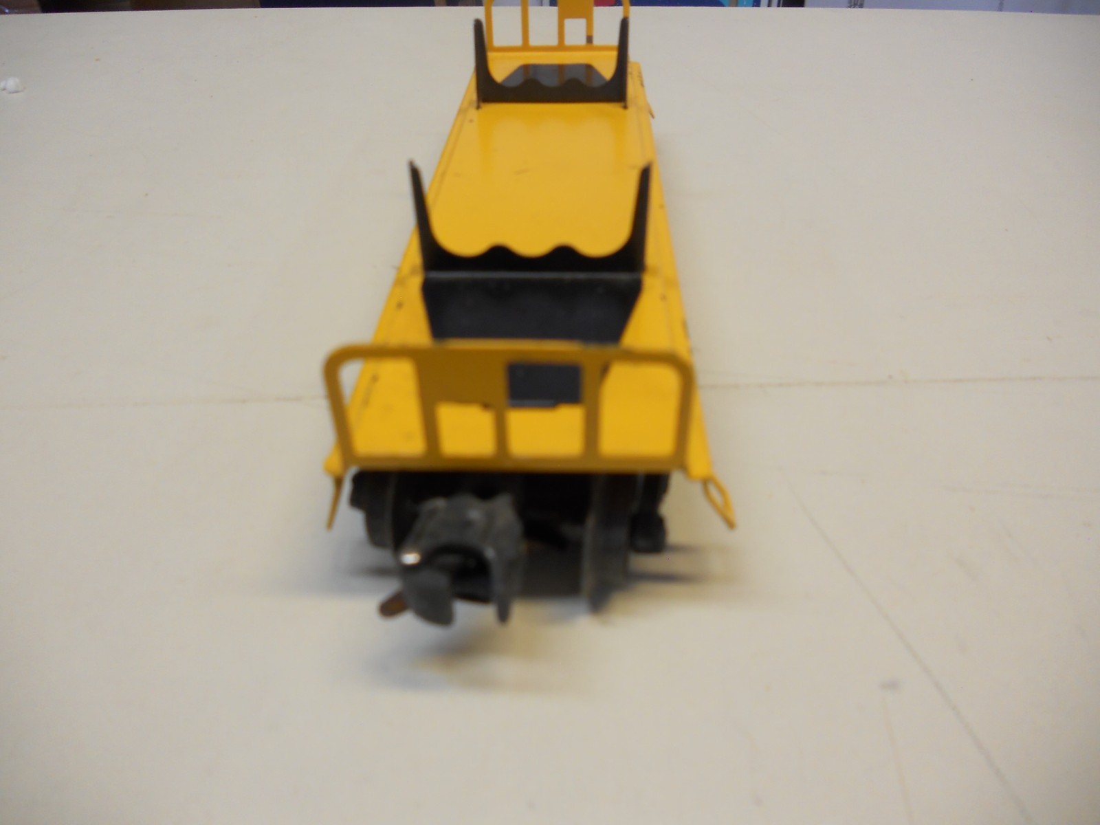 6121 Lionel – O Gauge – Flatcar Yellow Pressed Steel or 6111 with 5 logs