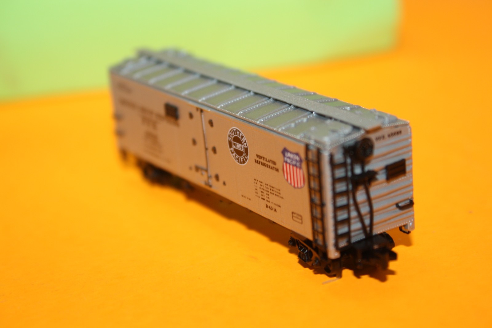 N Scale* Intermountain Railways Co. Pacific Fruit Express car & L & N Flat car
